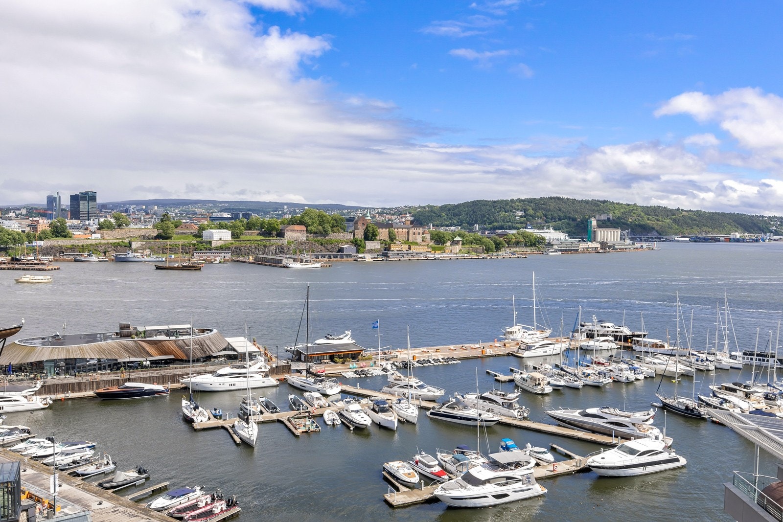 Utsikt fra takterrassen mot festningen. Galleribilde