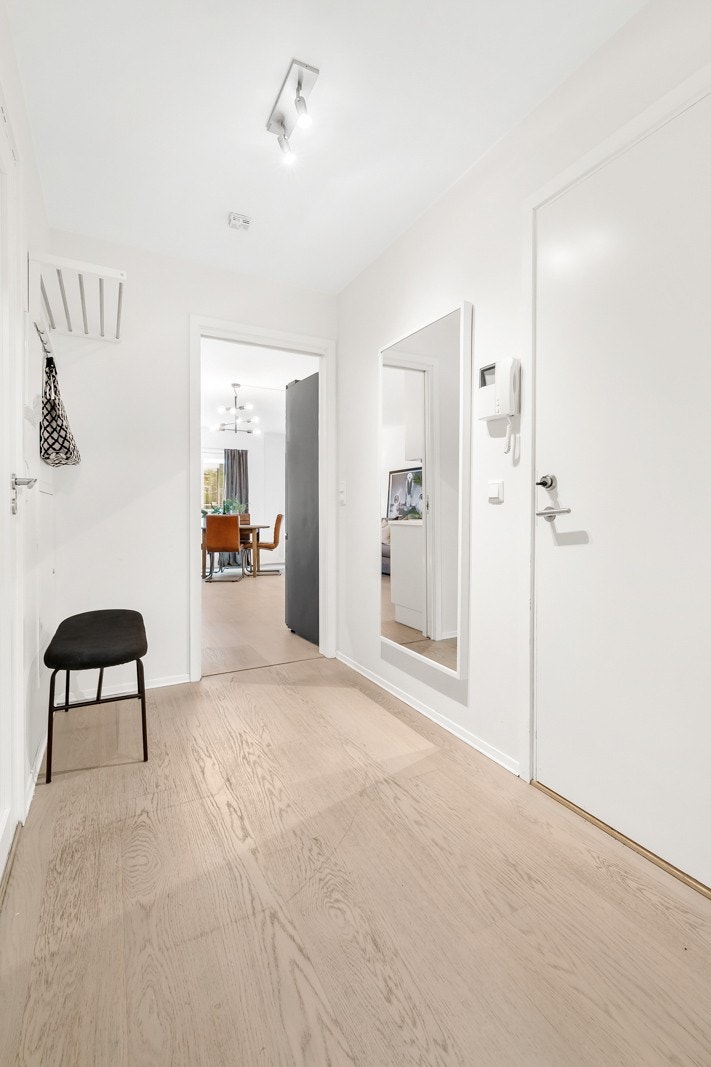 Lys og romslig entré. Galleribilde