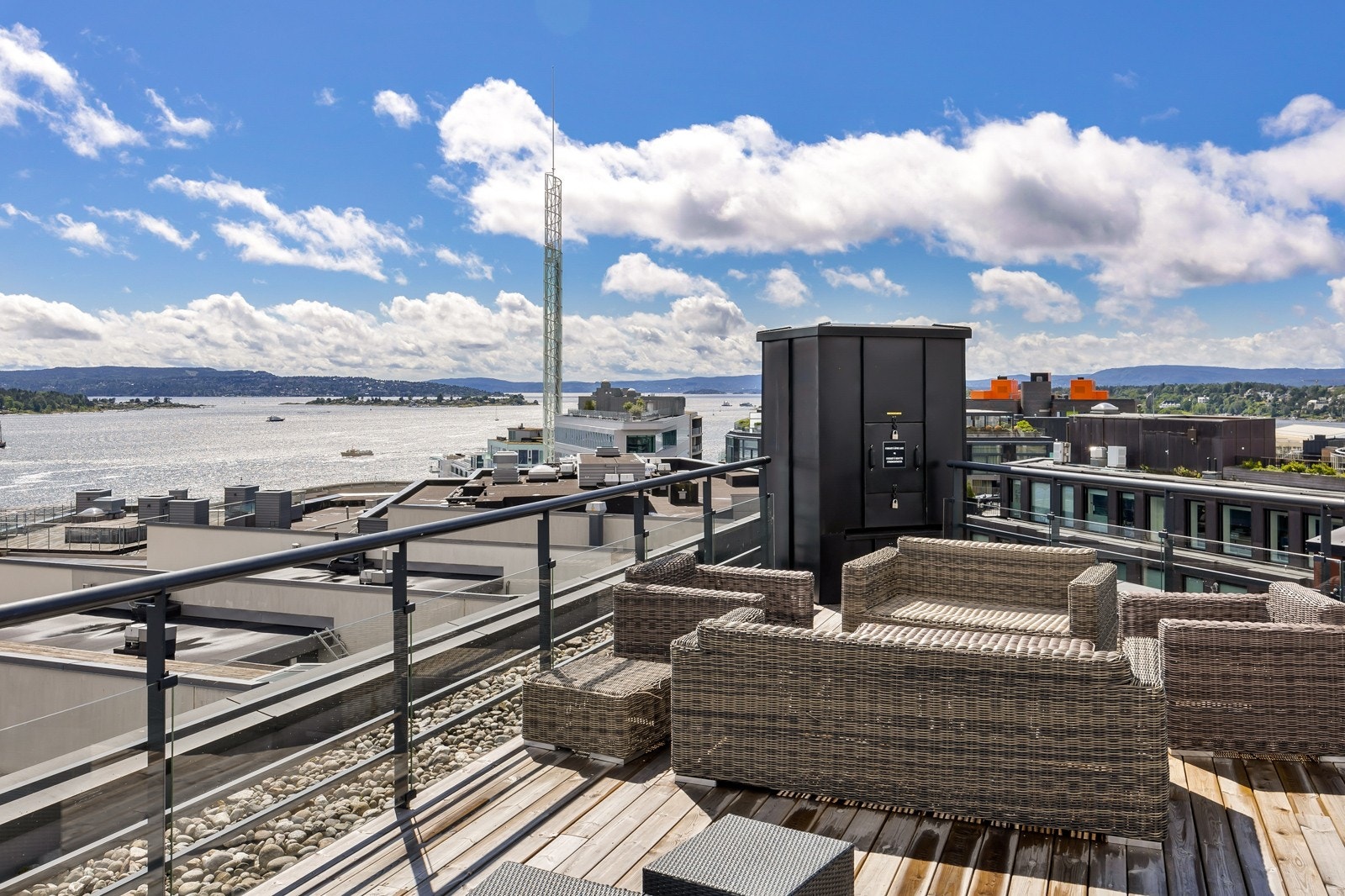 Felles takterrasse med flere sittegrupper og fantastisk utsikt over innseiling til Oslo. Galleribilde