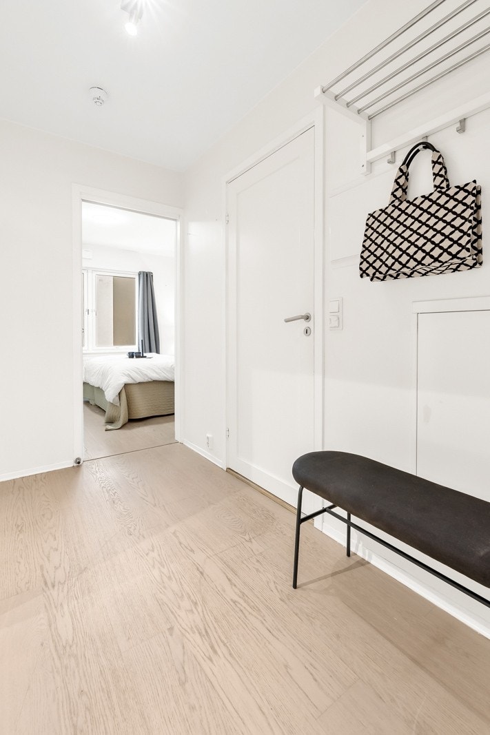 Entréen skiller av soverom og stue. Galleribilde