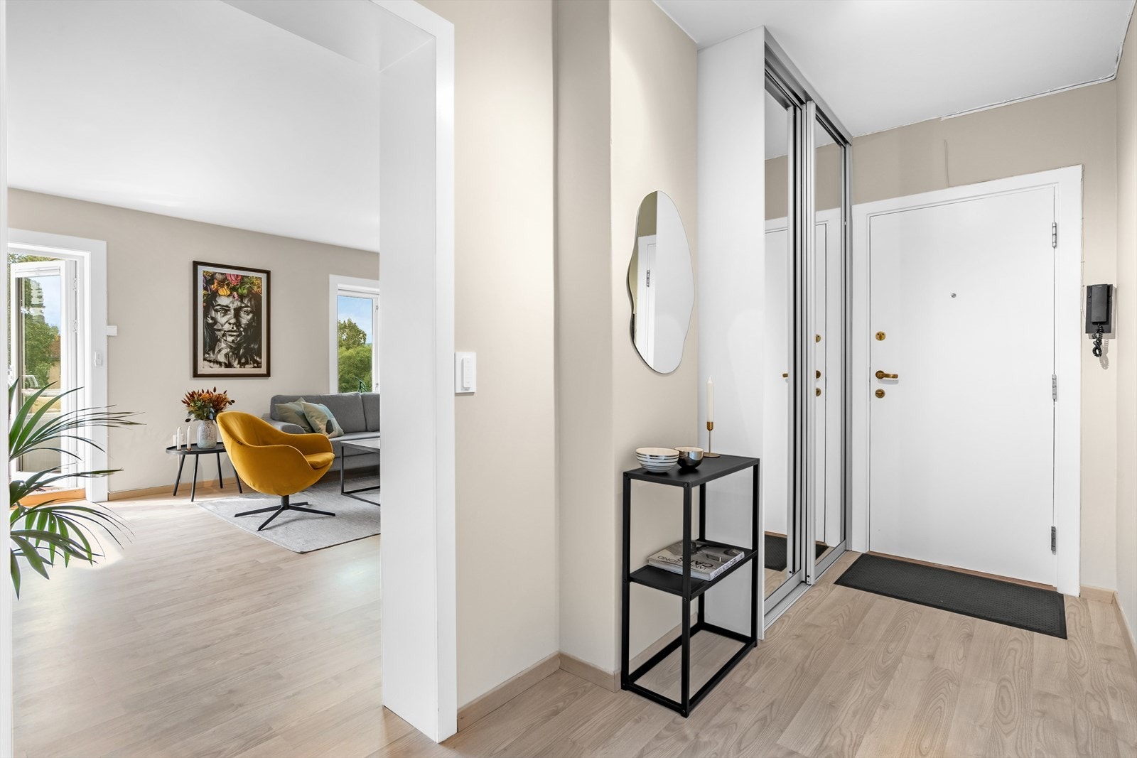 I tillegg til at leiligheten er godt utstyrt med skap og oppbevaringsplass disponerer den to store boder på til sammen ca 18 m2 gulvareal. Galleribilde