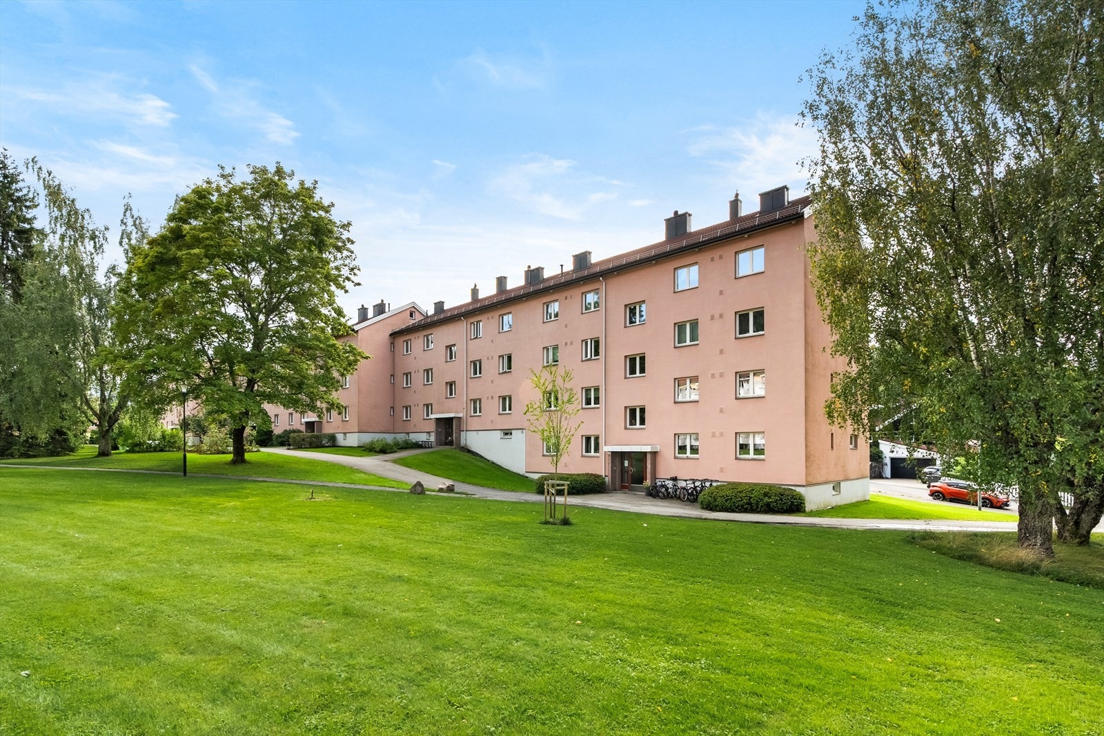 Blokken har en populær plassering med store grøntarealer rett utenfor og god avstand til andre bygg. Galleribilde