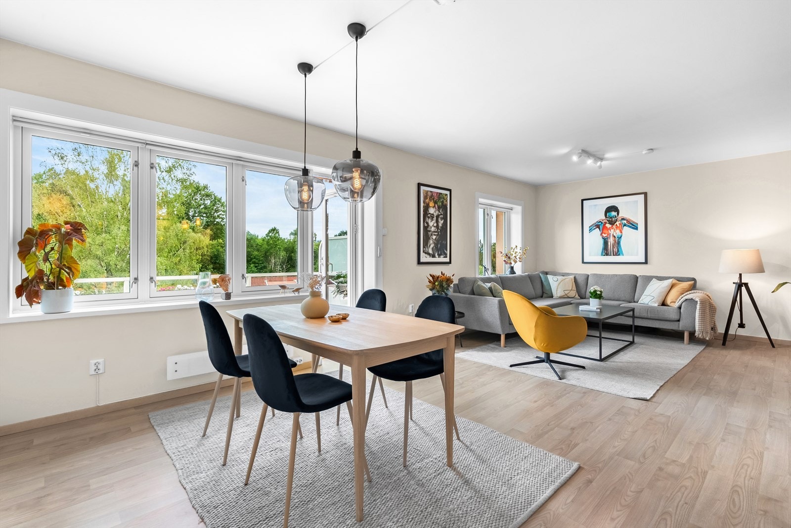 Populær planløsning hvor kjøkken er slått sammen med stuen og soverommene er samlet på motsatt side slik at de vender inn mot hagen og morgensolen. Galleribilde