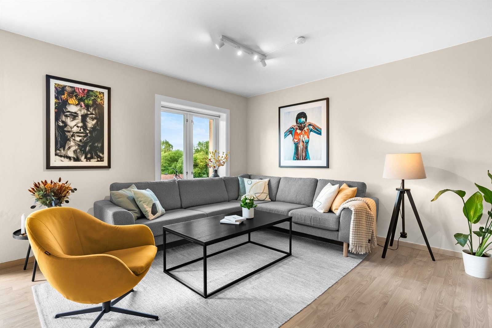 Lys og trivelig plass for sofa og tvkrok. Galleribilde