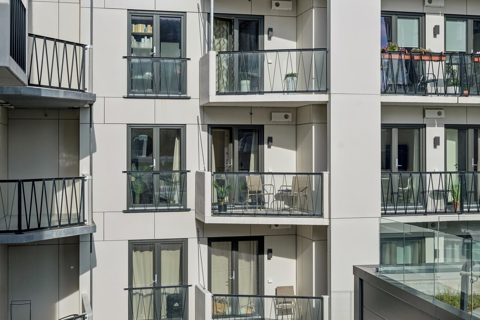 Leiligheten har utgang fra stuen til en vestvendt balkong med rekkverk i glass - Det er også en fransk balkong Galleribilde