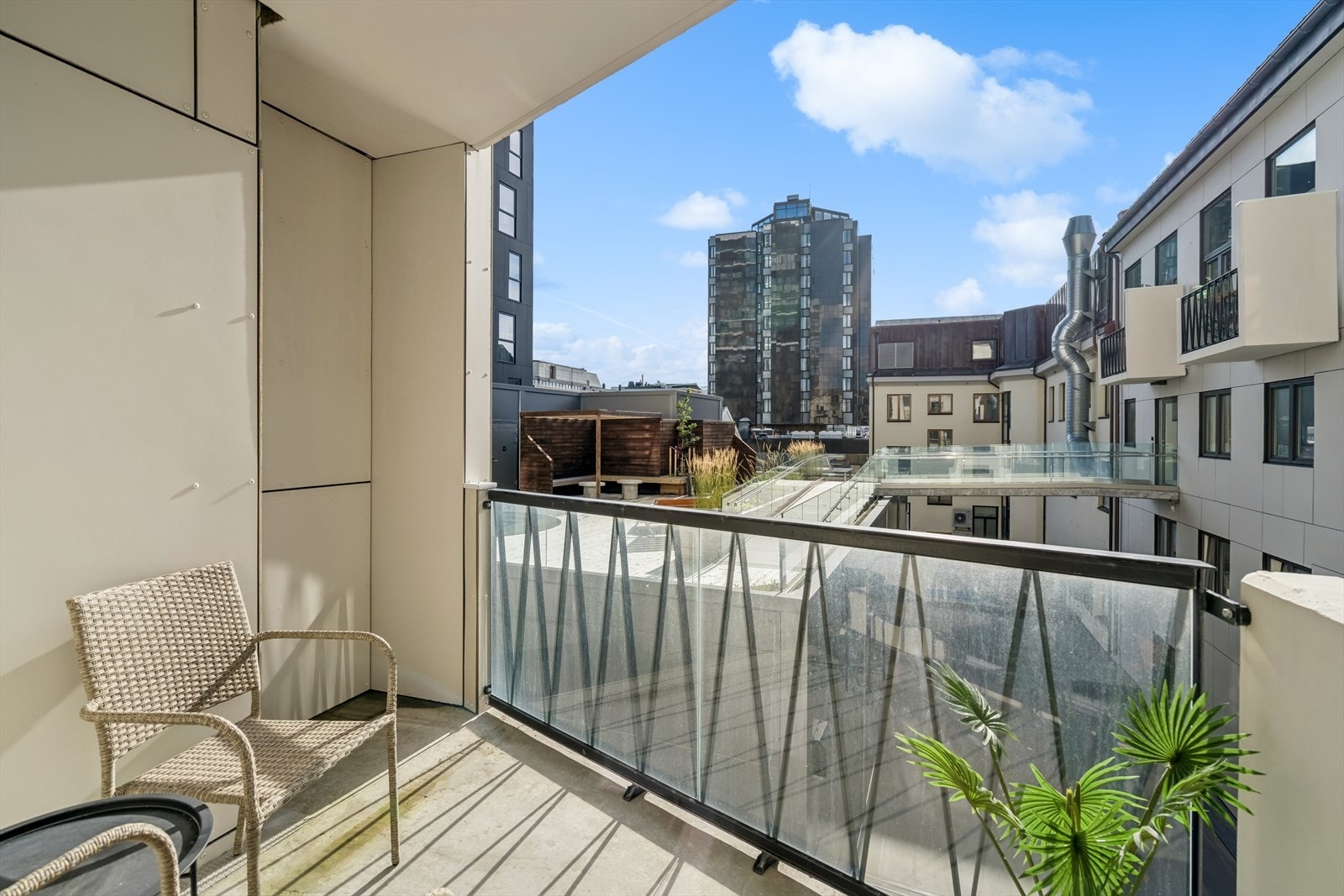 Balkongen er solrik, overbygget og har et areal på ca. 5 m² Galleribilde