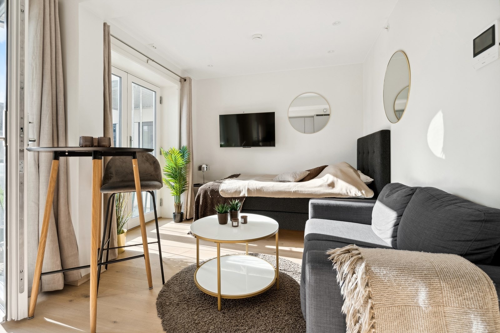 Leiligheten holder en gjennomgående moderne standard med et lyst parkettgulv, slette hvitmalte overflater og utstrakt bruk av downlights Galleribilde