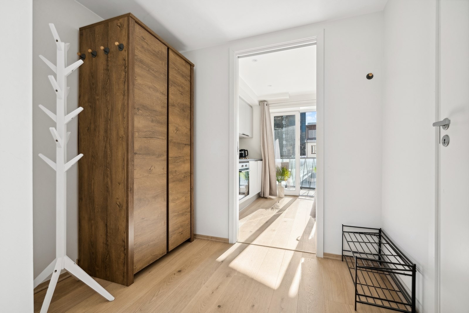 Man ønskes velkommen inn i en lys og romslig entrè som er utstyrt med garderobeskap - En får også fint plass til ytterligere oppbevaringsløsninger Galleribilde