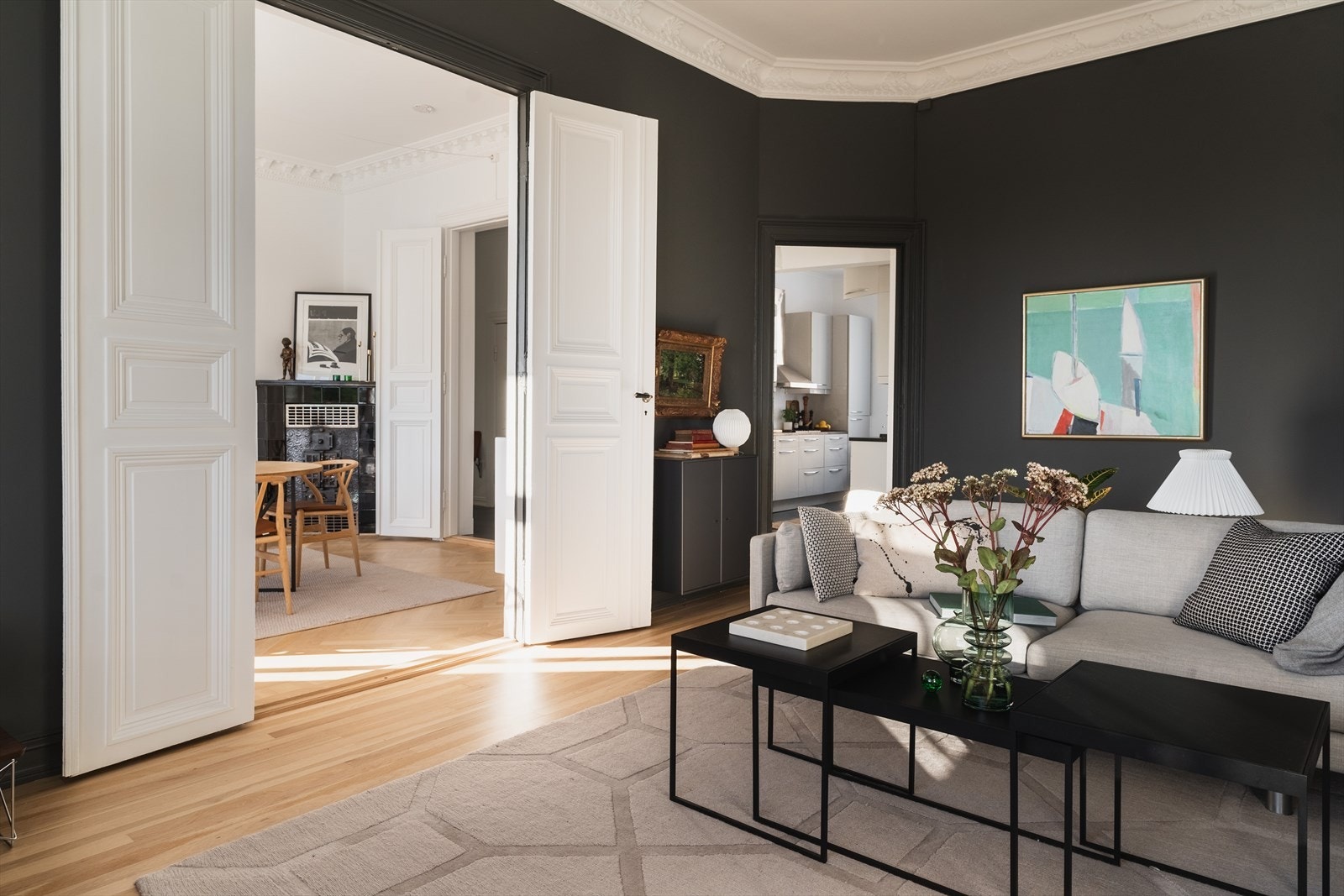 Vakre originale doble fløydører mellom de tre store rommene samt mellom gang og stue og original stukkatur og rosett i flere av rommene. Galleribilde