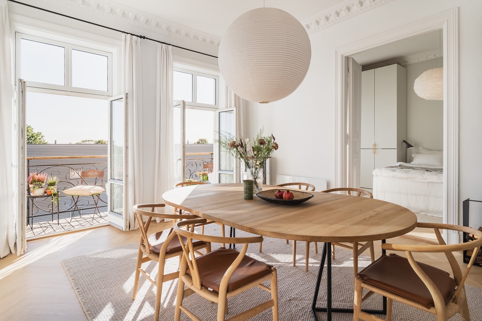 God atmosfære med store vindusflater med to doble balkongdører, original stukkatur/rosett og god takhøyde. Galleribilde