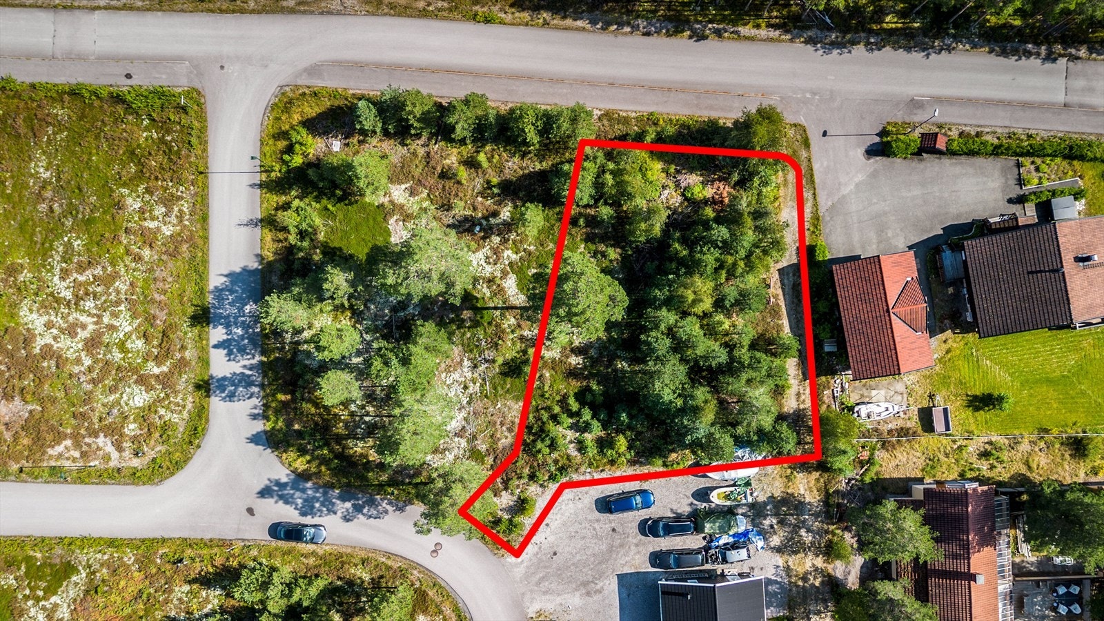 Flott og flat beliggende tomt m/gode solforhold. Tomten ligger i landlige omgivelser med flotte turområder i nærområdet. Galleribilde