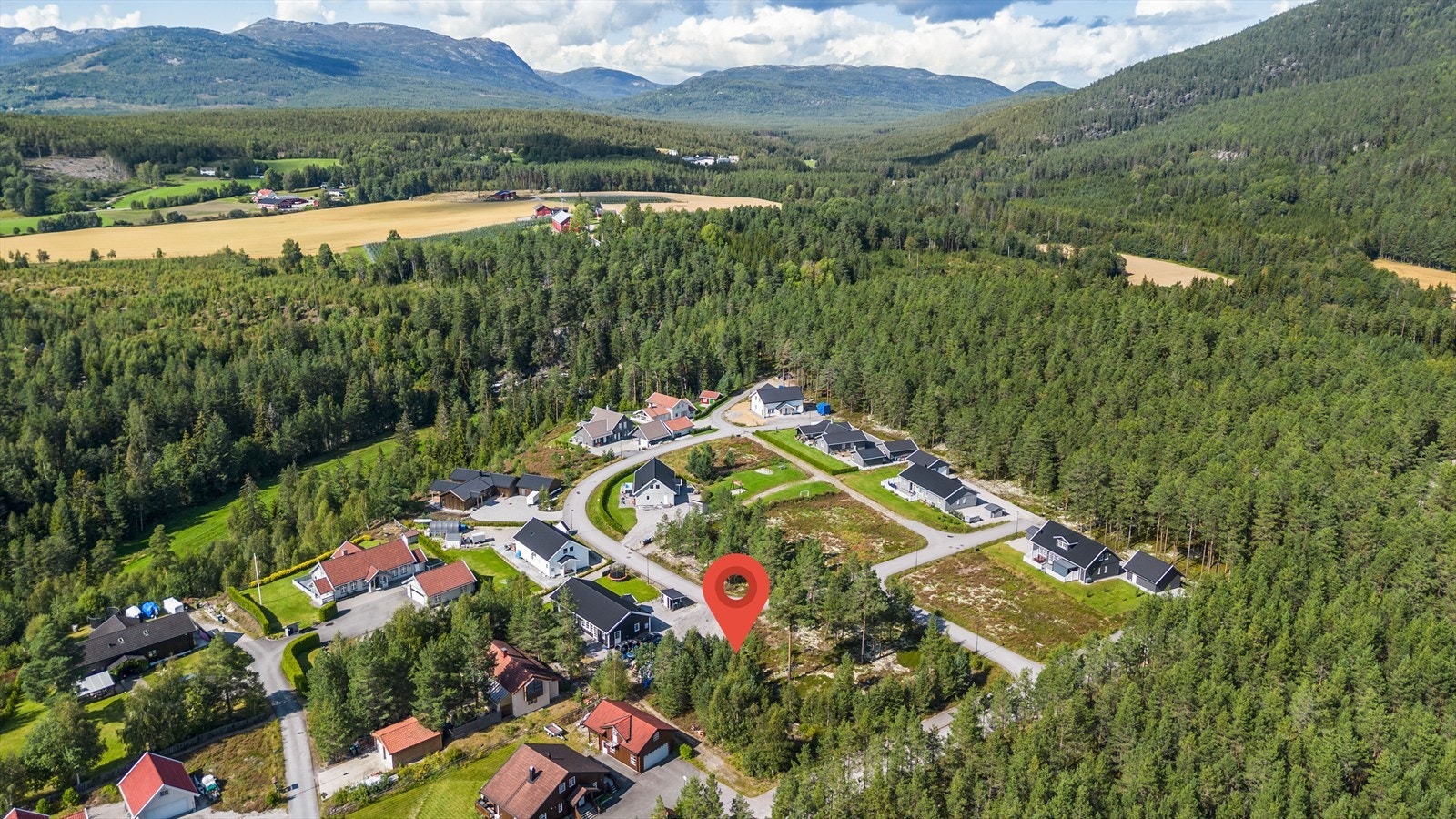 Tomten ligger rett ved idrettsplassen på Hørte i Midt-Telemark, en trivelig bygd mellom Bø og Gvarv. Galleribilde