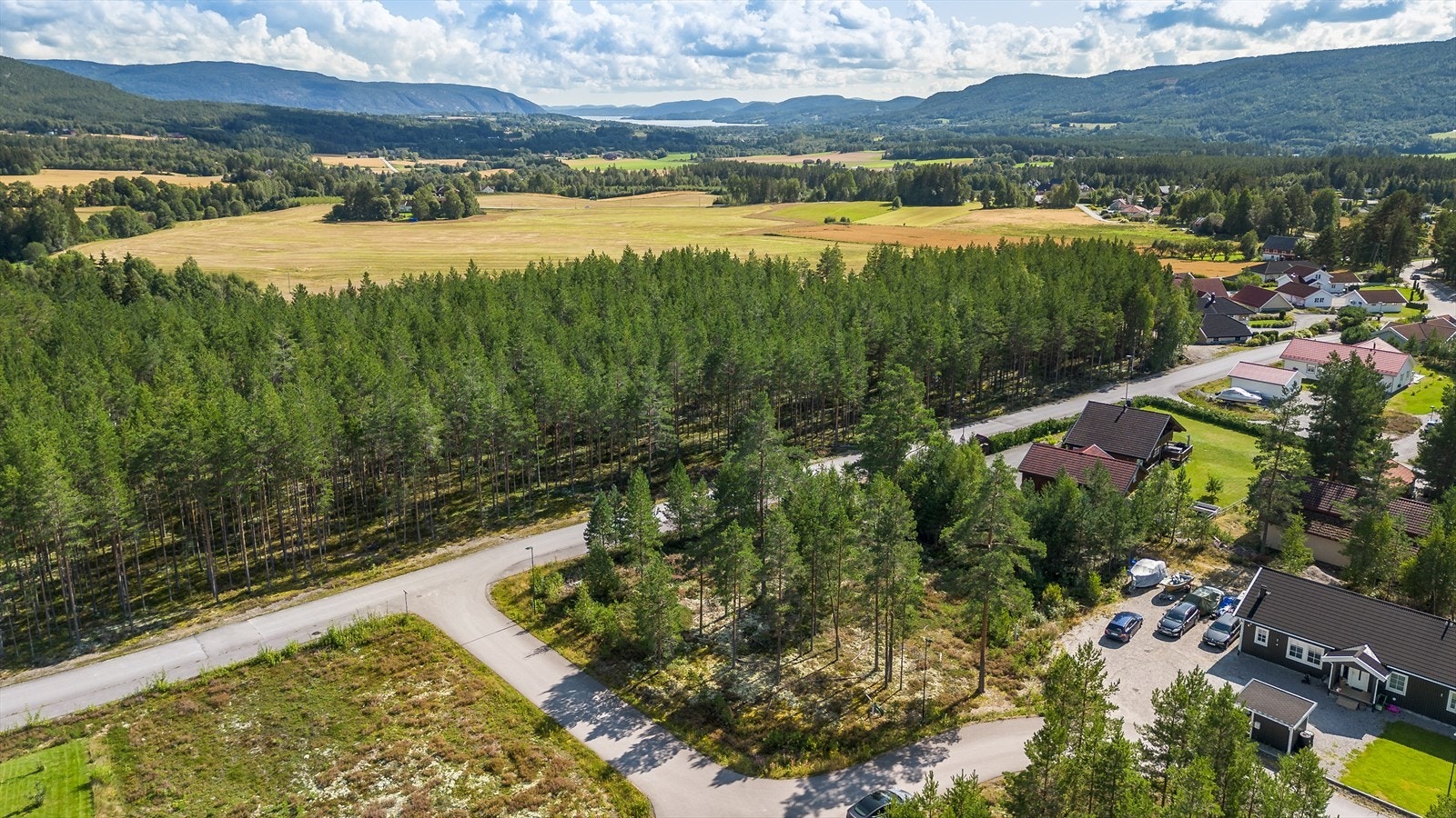 Kort vei til både Bø sentrum og Gvarv sentrum, som er Midt-Telemarks kommunesenter, med et velutviklet handelstilbud. Galleribilde