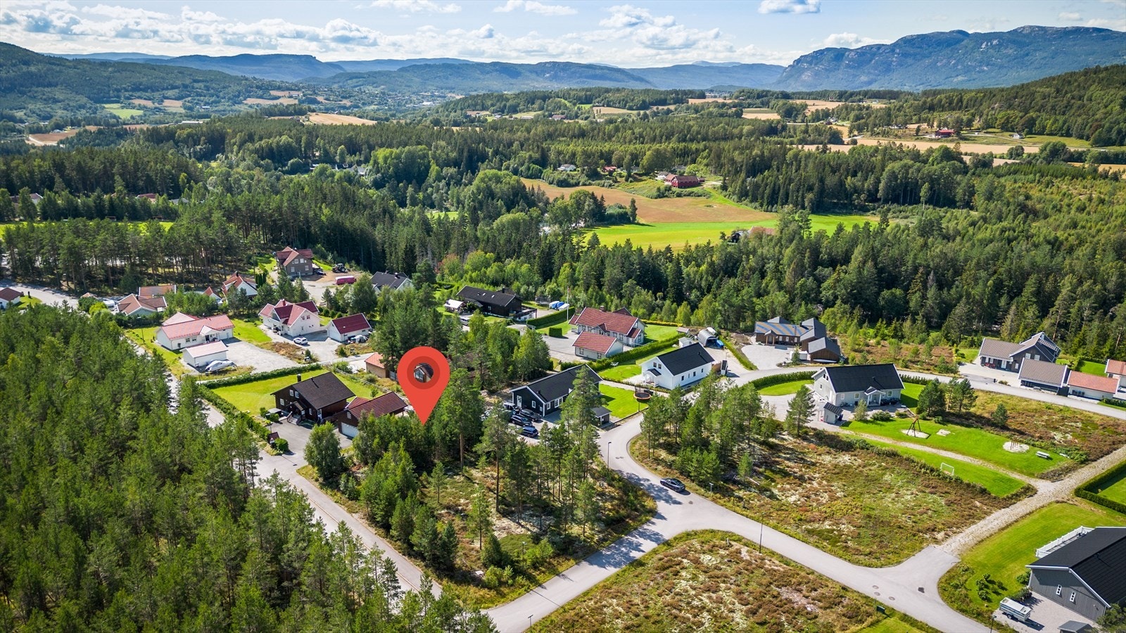 Både i Bø og Gvarv finnes det både barnehage- og skoletilbud, samt dagligvareforretninger. I Bø ligger også Universitet i Sørøst-Norge og kommunesenteret har for øvrig et rikt utvalg av kultur- og fritidstilbud. Galleribilde