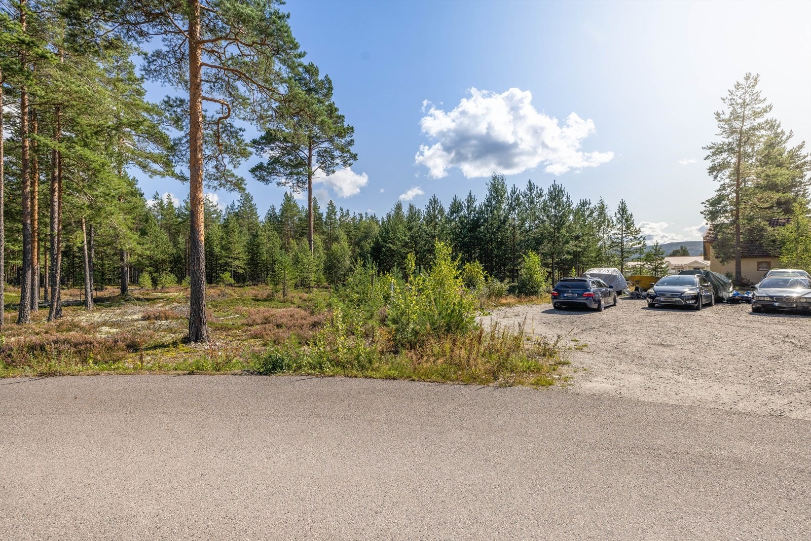 Tomten ligger fint og solrikt til i landlige omgivelser. Galleribilde