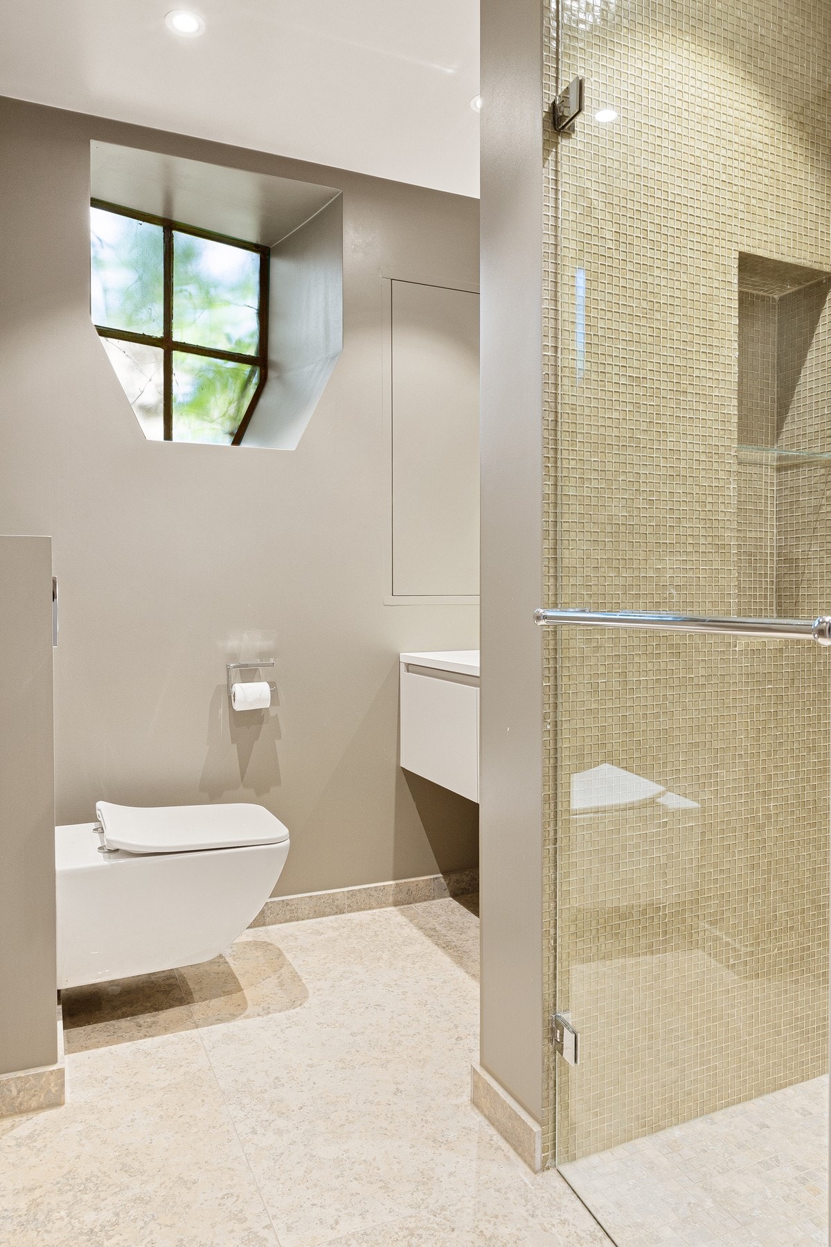 I tillegg til masterbadet og gjestetoalettet inkluderer leiligheten et ekstra baderom med adkomst fra mellomgang ved soverommene. Galleribilde