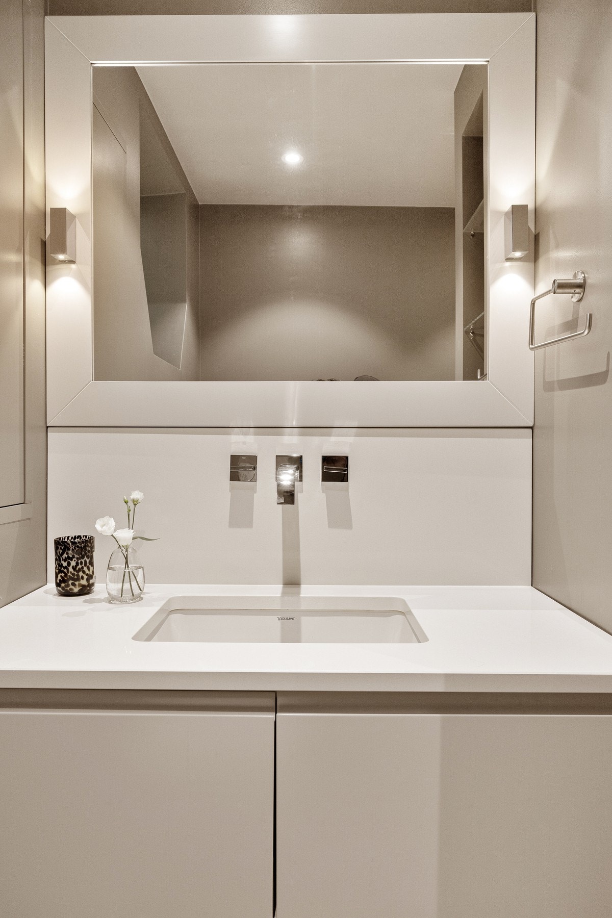 Dette badet er innredet i tråd med de øvrige rommene, og inkluderer toalett, servant og dusj. Badet er smart plassert, og er romslig utformet. Galleribilde