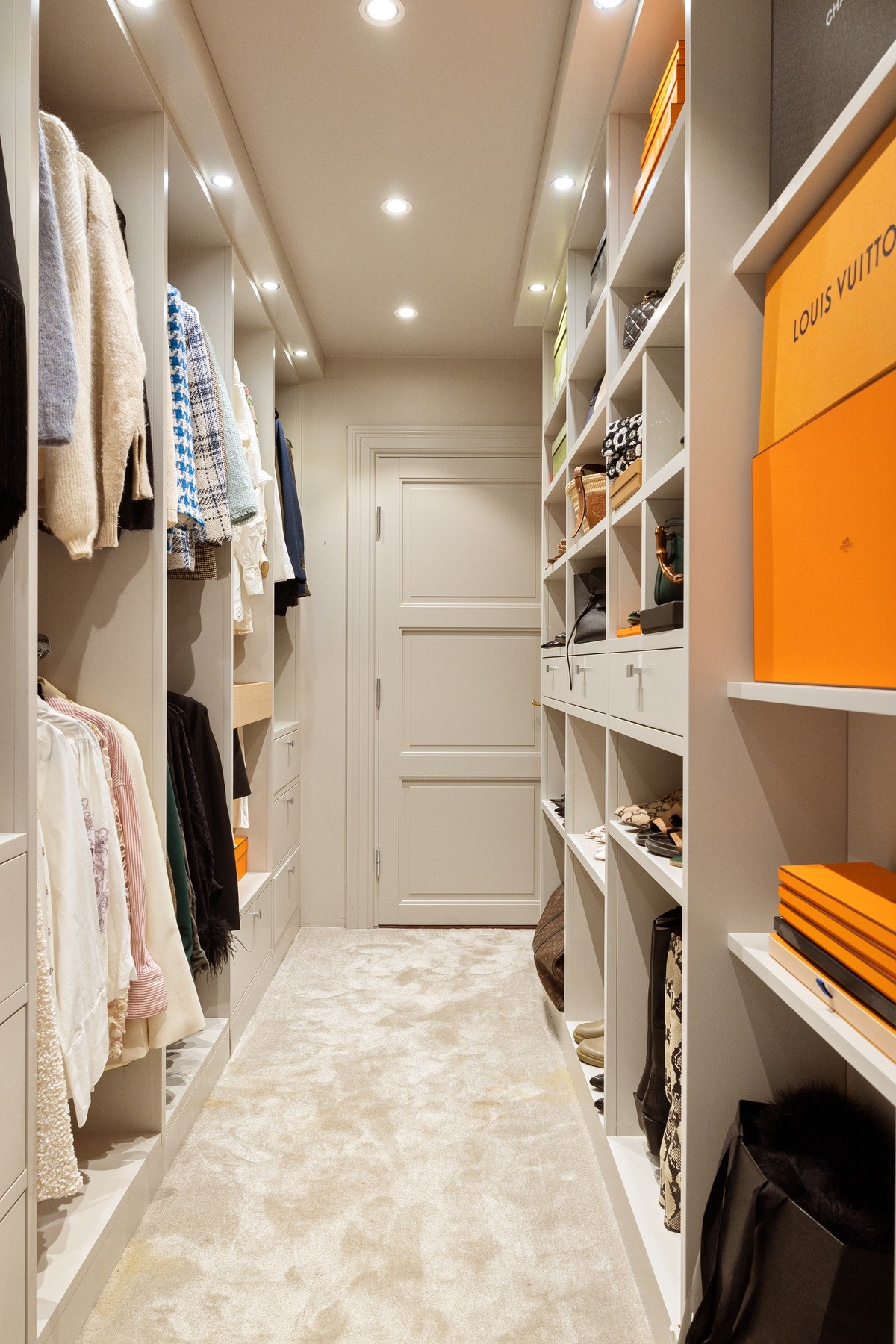 Walk-in closet er utstyrt med innebygget belysning og skreddersydde hyllesystemer som gir rikelig med lagringsplass. Galleribilde