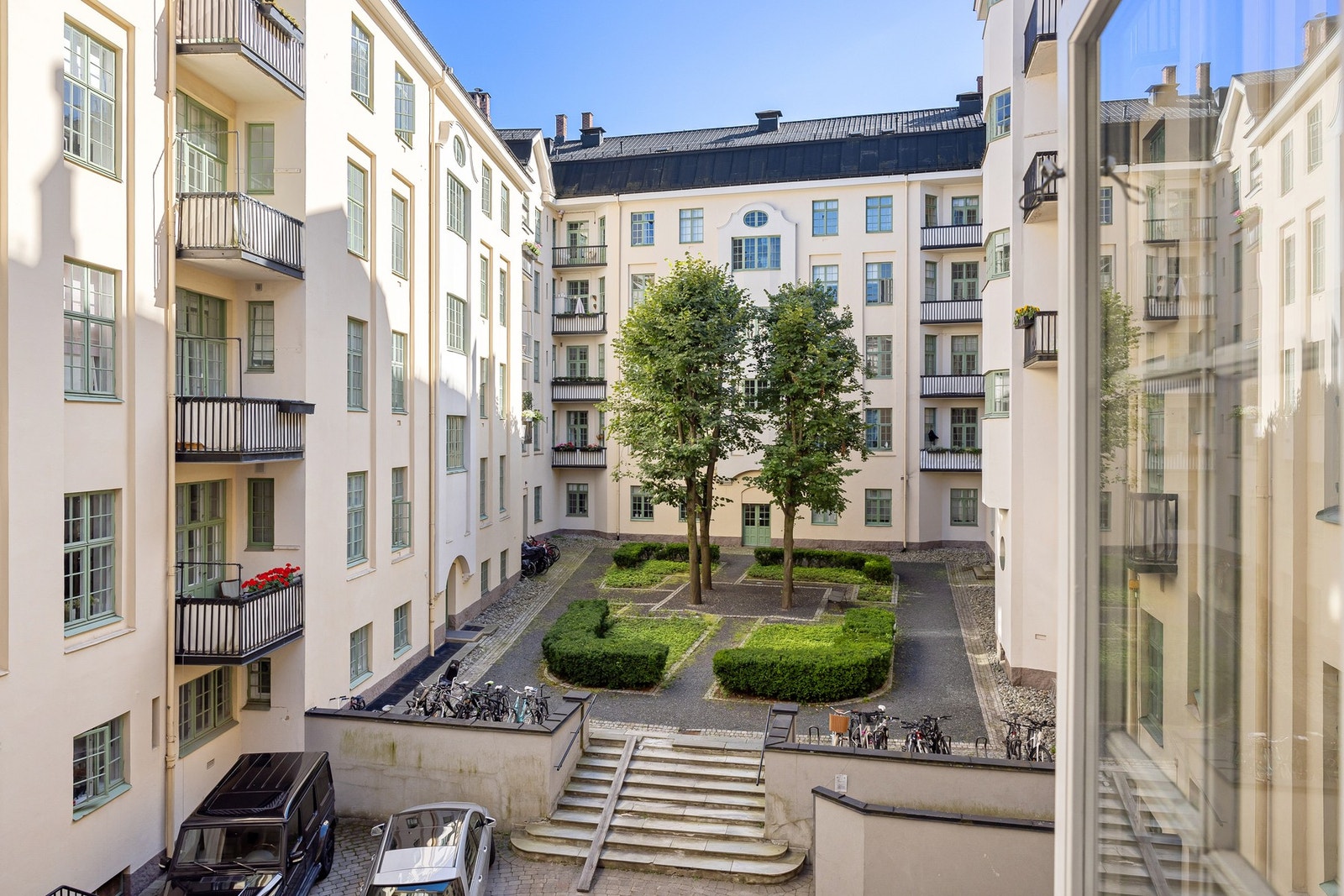 Bakgården har et stille og rolig preg, og er pent utformet med plen og beplantning. Galleribilde