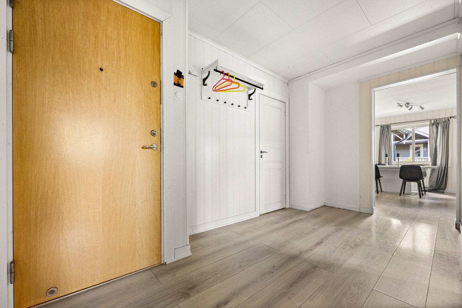 Entréen har rikelig med plass til både yttertøy og sko Galleribilde