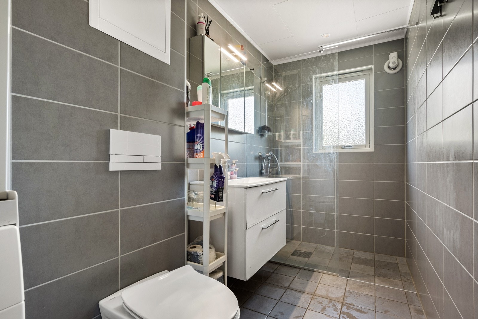 Flislagt bad med behagelig gulvvarme for ekstra komfort Galleribilde