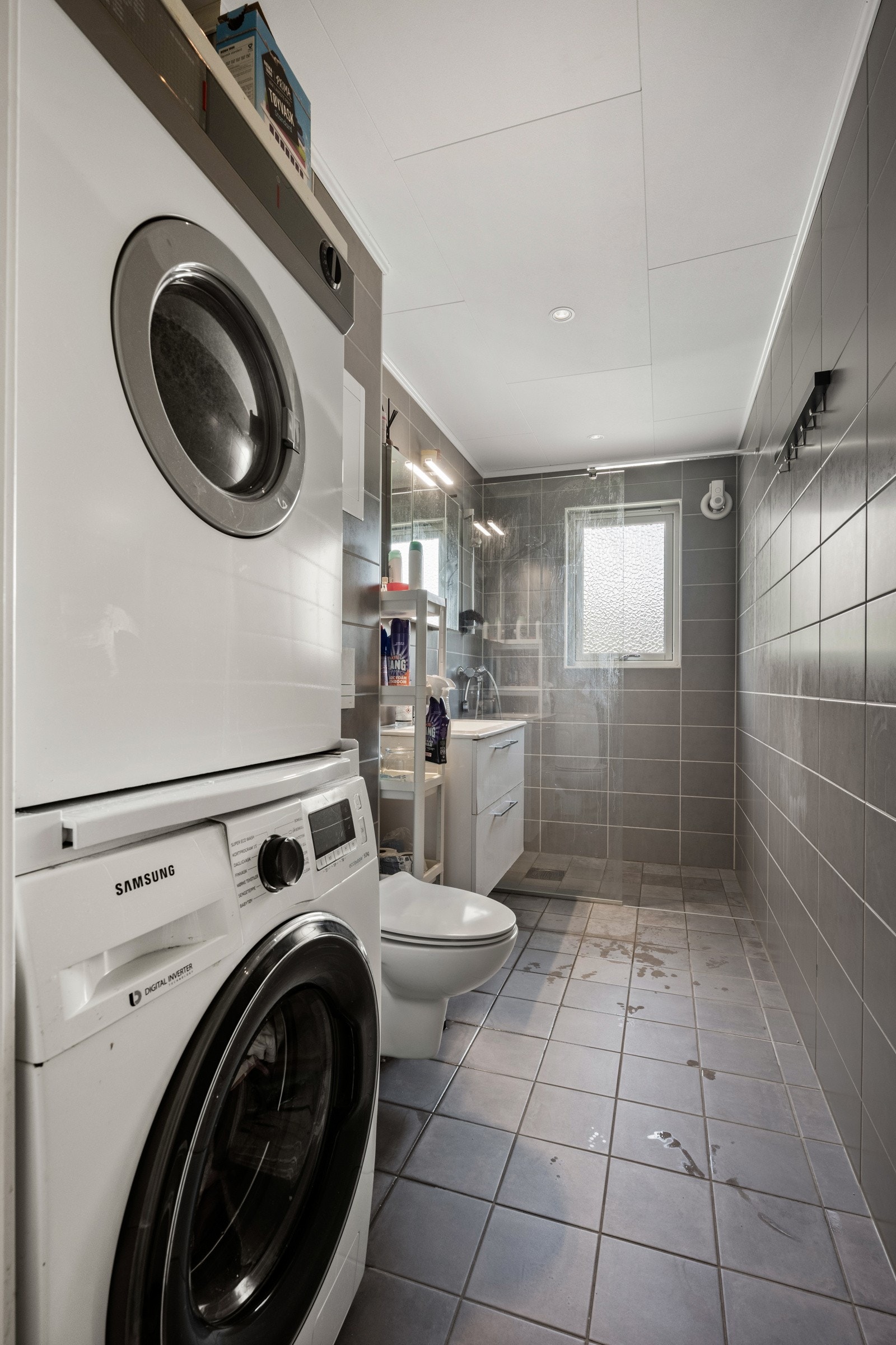 Badet er praktisk utstyrt med opplegg for oppvaskmaskin Galleribilde