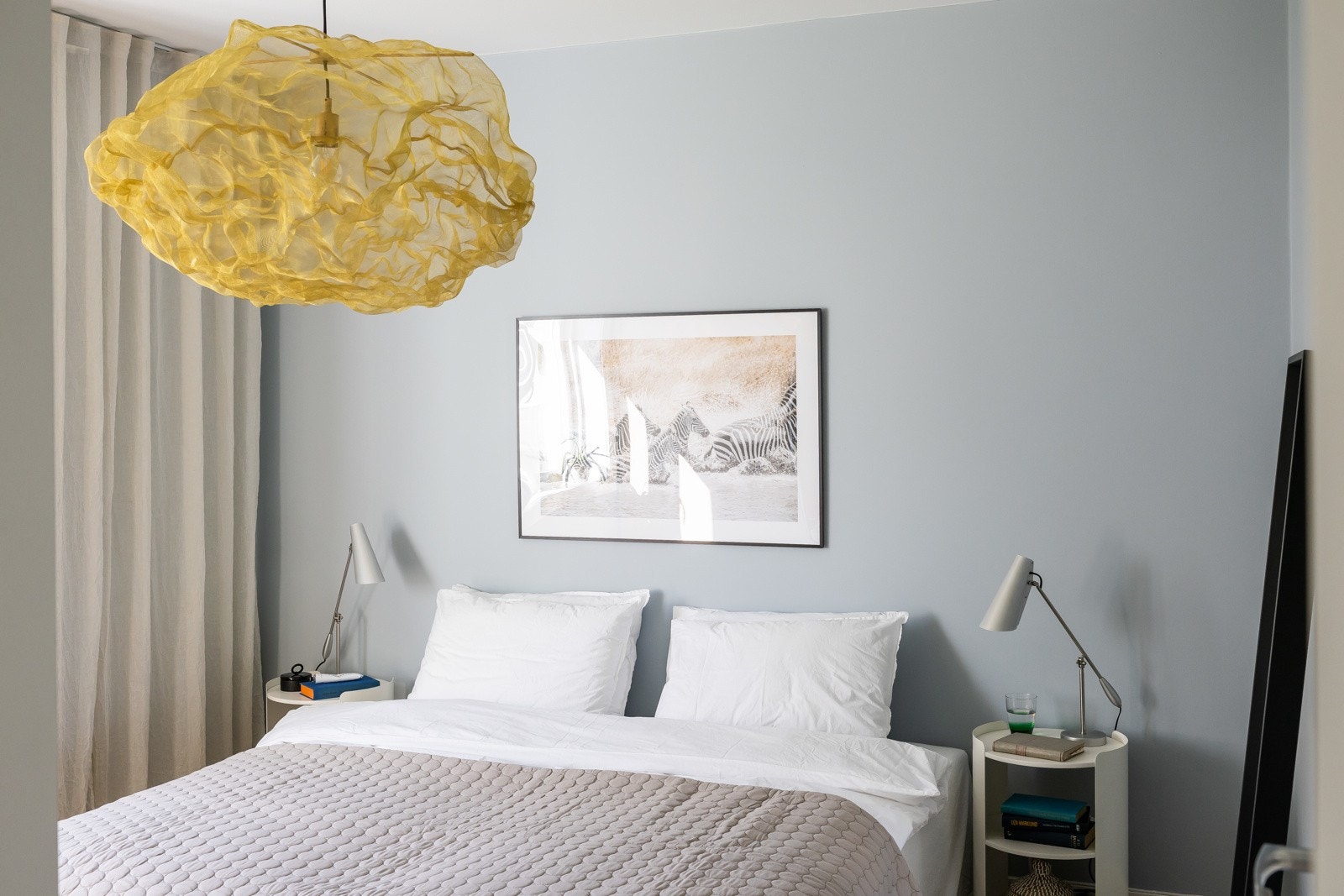 Boligen har to soverom. Begge rommene har slette, lysmalte vegger og enstavs gulv som gir et helhetlig og lyst uttrykk. Galleribilde