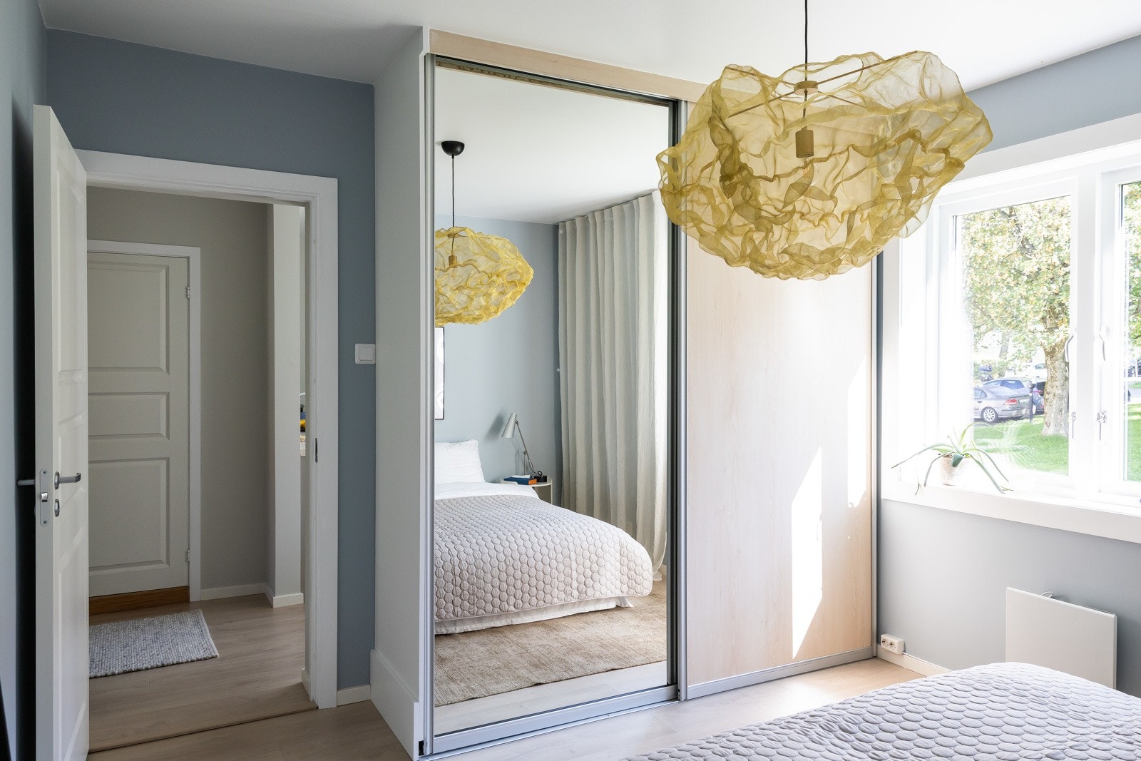 Hovedsoverommet har skyvedørsgarderobe. Vindu vender mot bilfrie fellesareal. Galleribilde