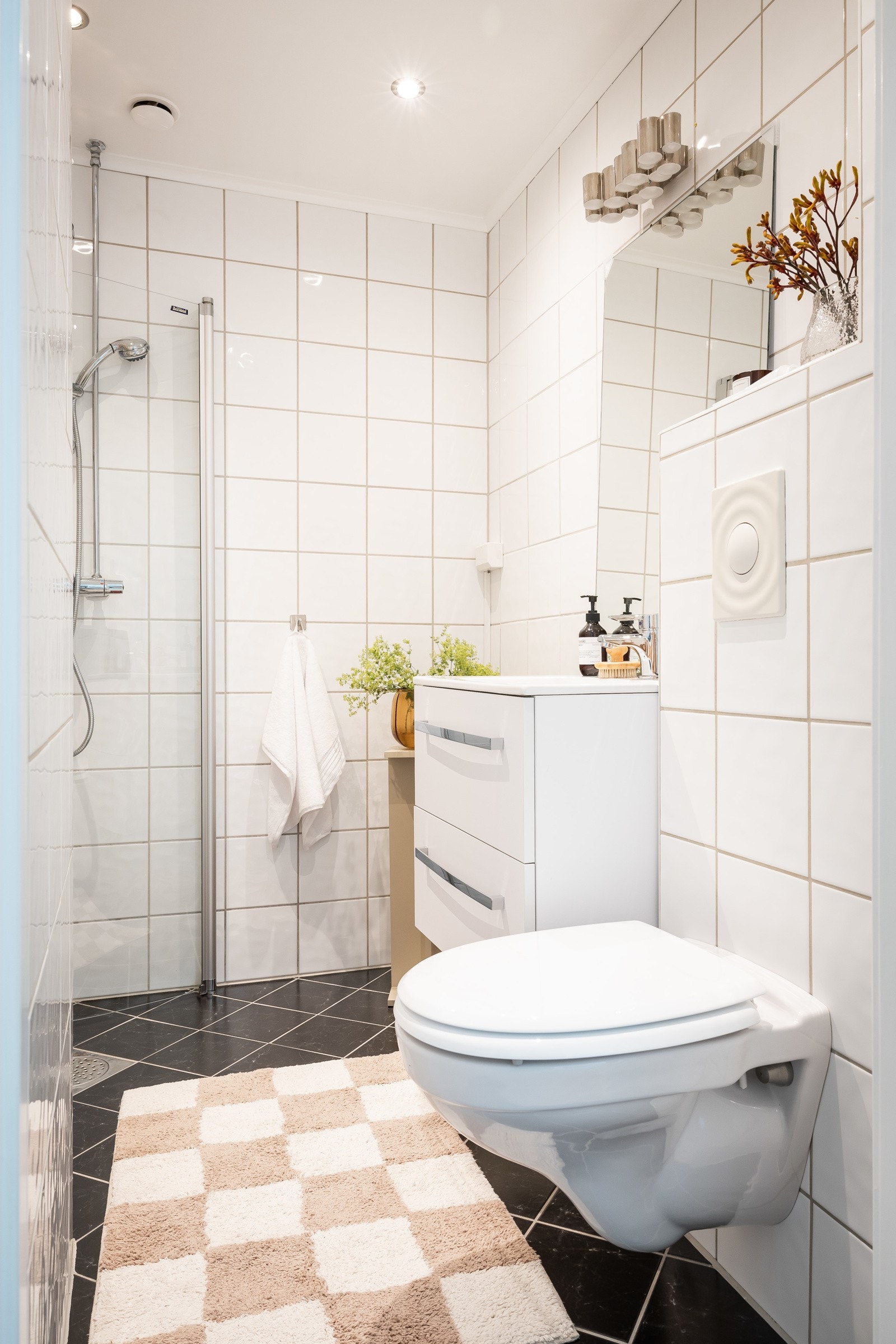 Badet ble oppgradert i regi av borettslaget i 2004/2005, med nytt sluk, membran samt flislagte gulv og vegger. Badet har elektrisk gulvvarme som sørger for komfort hele året. Galleribilde