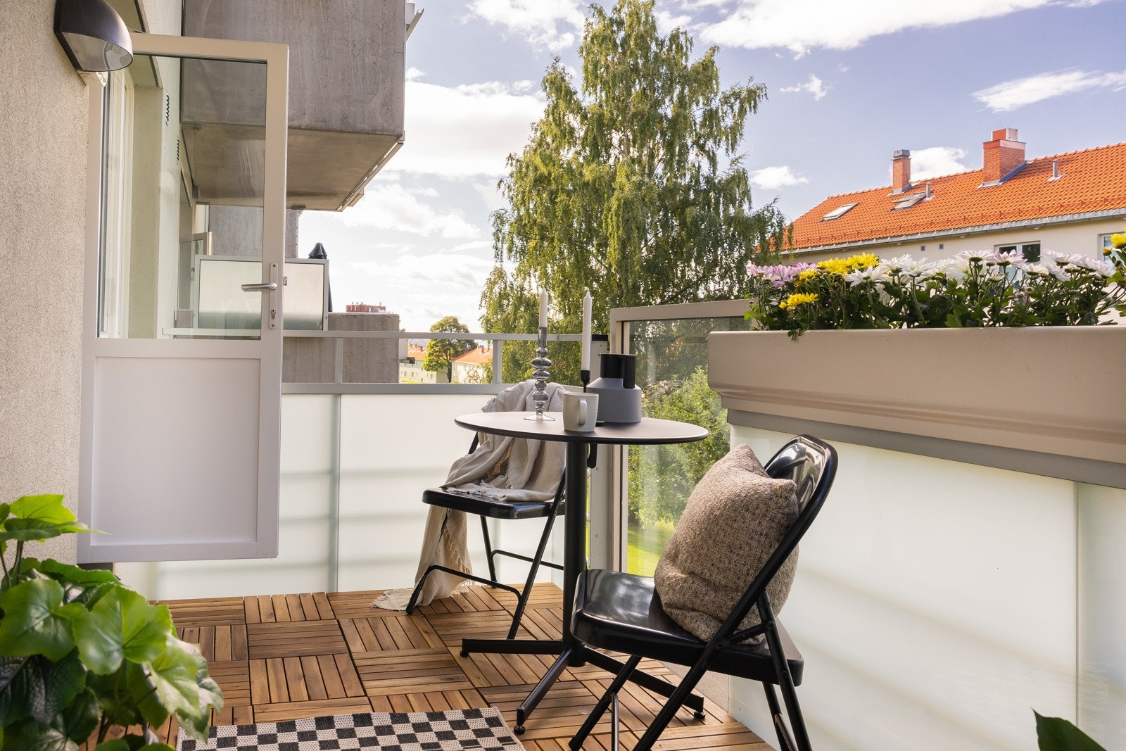 Balkongen er utstyrt med utelampe og stikkontakt, med mulighet for elektrisk grill. Galleribilde