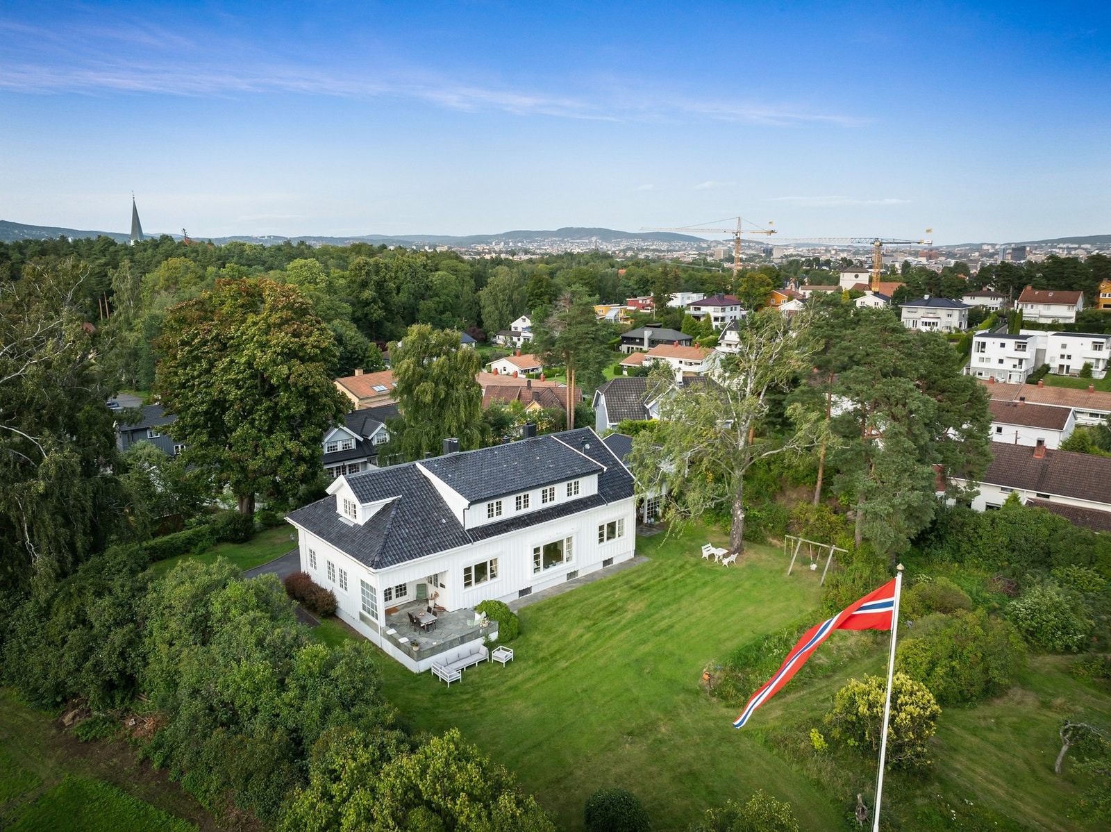 Eiendommen ligger vakkert til med stor solrik tomt Galleribilde