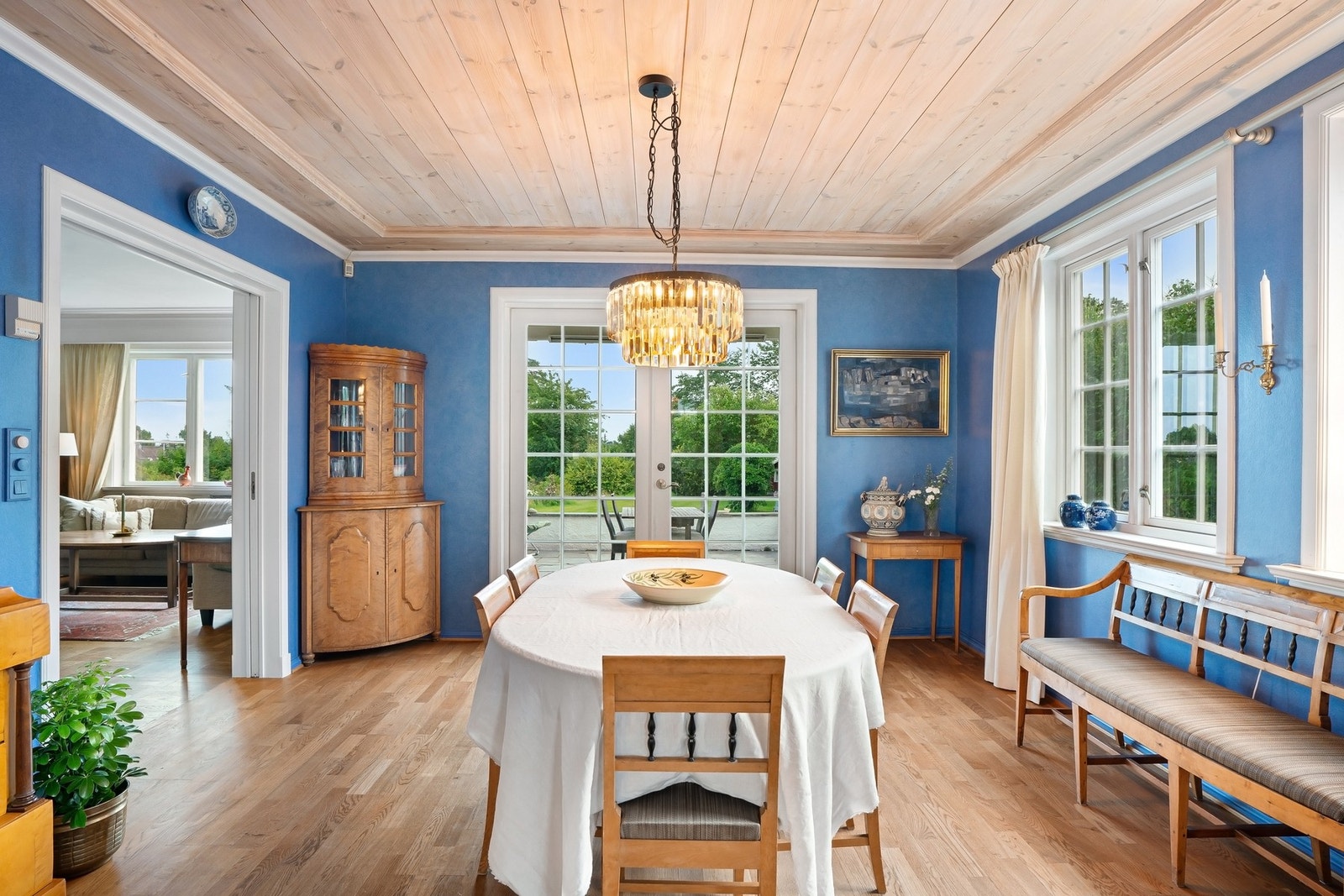 Lys og elegant spisestue med direkte utgang til terrasse/hage Galleribilde