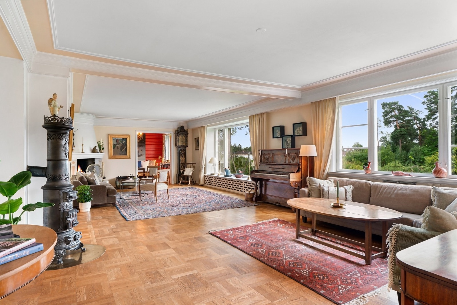 Store vindusflater vendt mot hagen skaper en lys og flott atmosfære Galleribilde