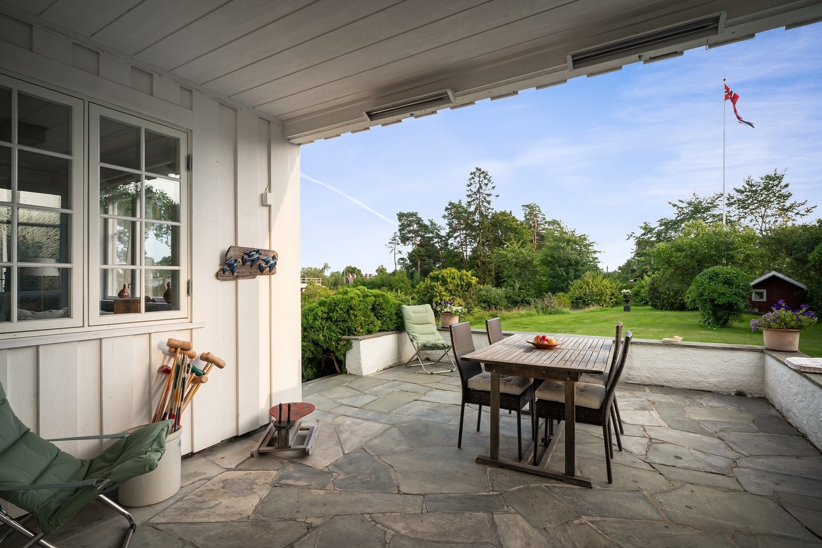 Delvis overbygget terrasse med adkomst til solrik og vakker tomt Galleribilde