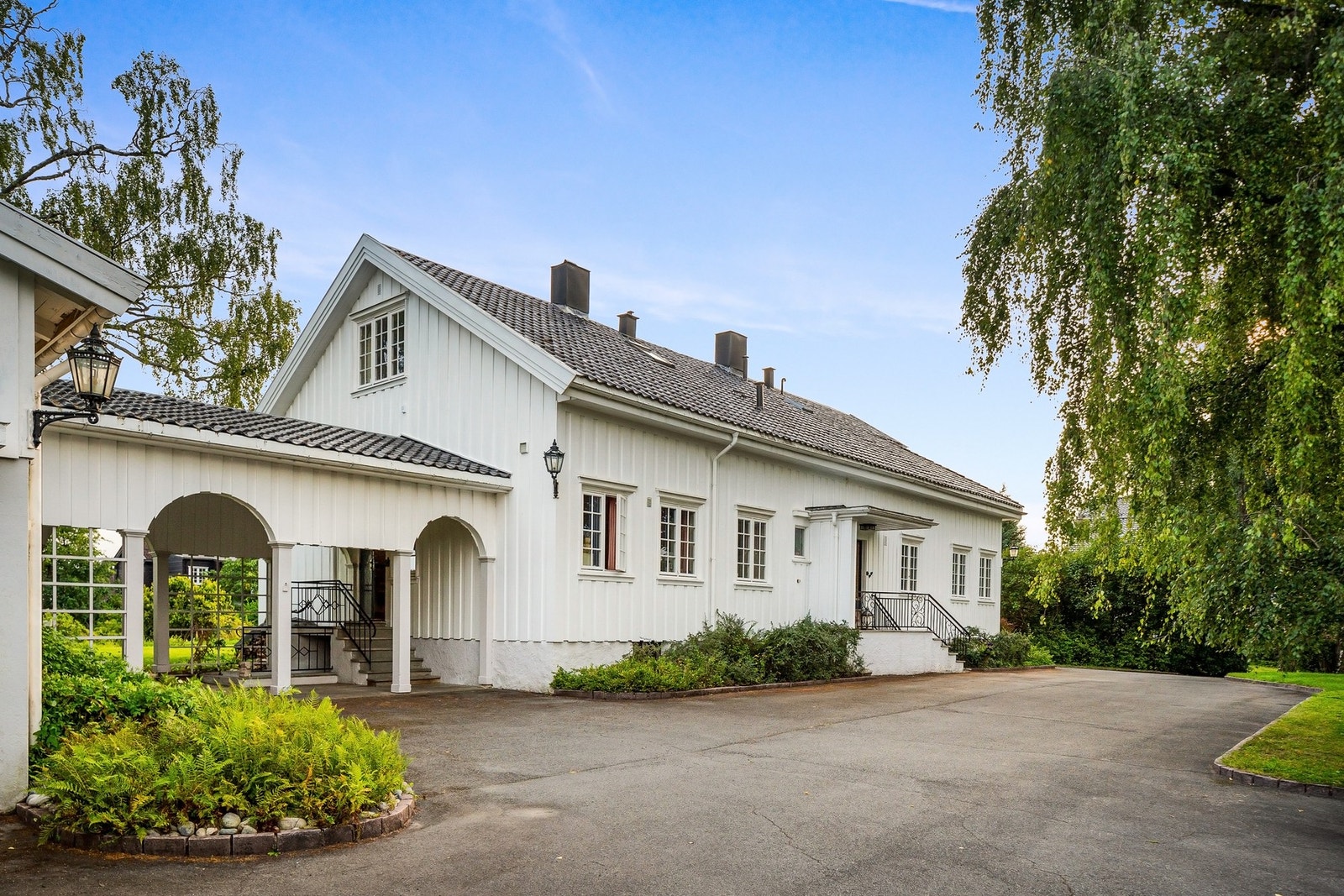 Representativ og flott eiendom med stor gårdsplass Galleribilde