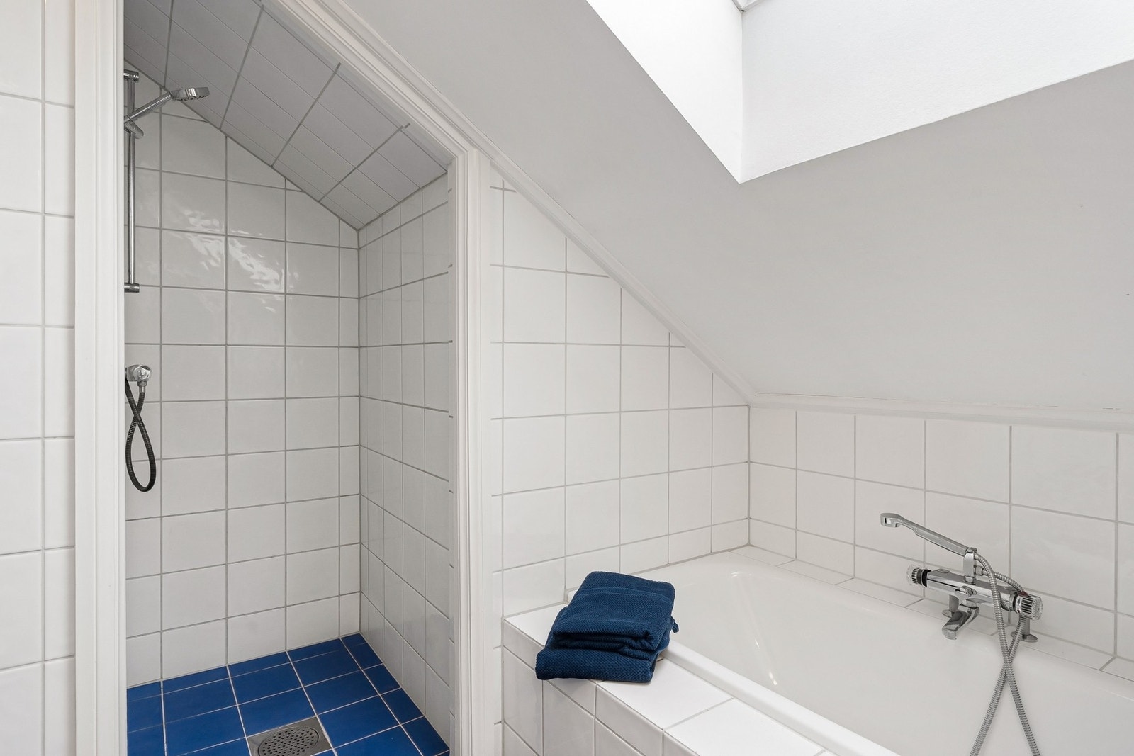 Bad/wc med dusjnisje og innmurt badekar Galleribilde