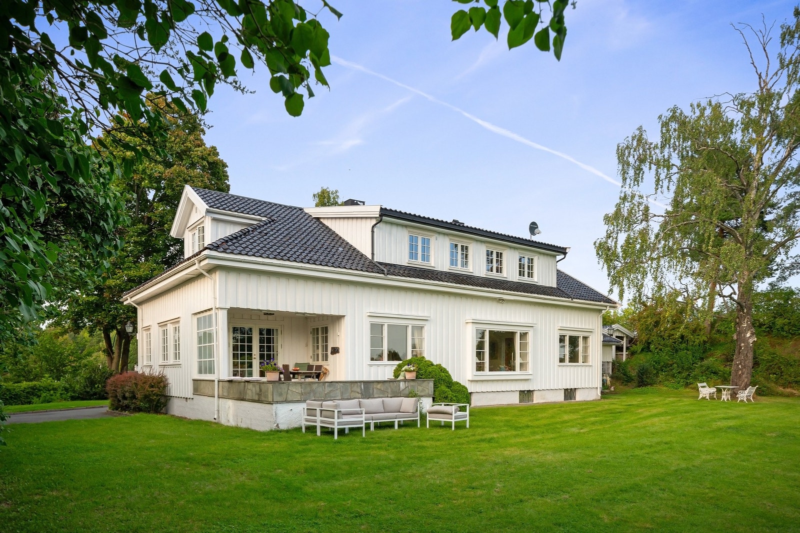 Sverresborg, herskapelig og vakker eiendom med stor solrik tomt og idylliske uteplasser på flere sider. Galleribilde