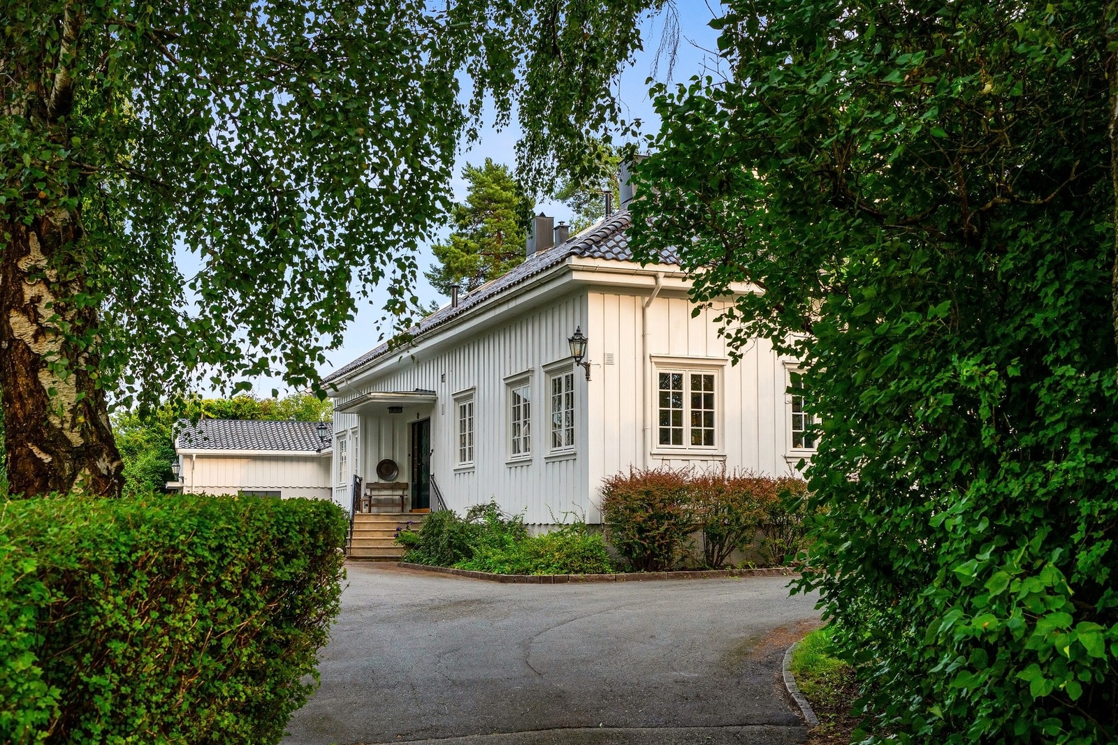 Boligen har privat adkomst og er omkranset av naturskjønne omgivelser Galleribilde