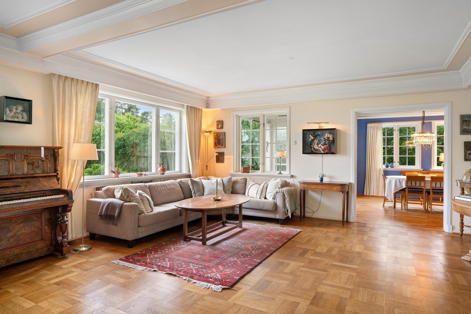 Tre store stuer ligger sammenhengende og gir en behagelig romfølelse Galleribilde