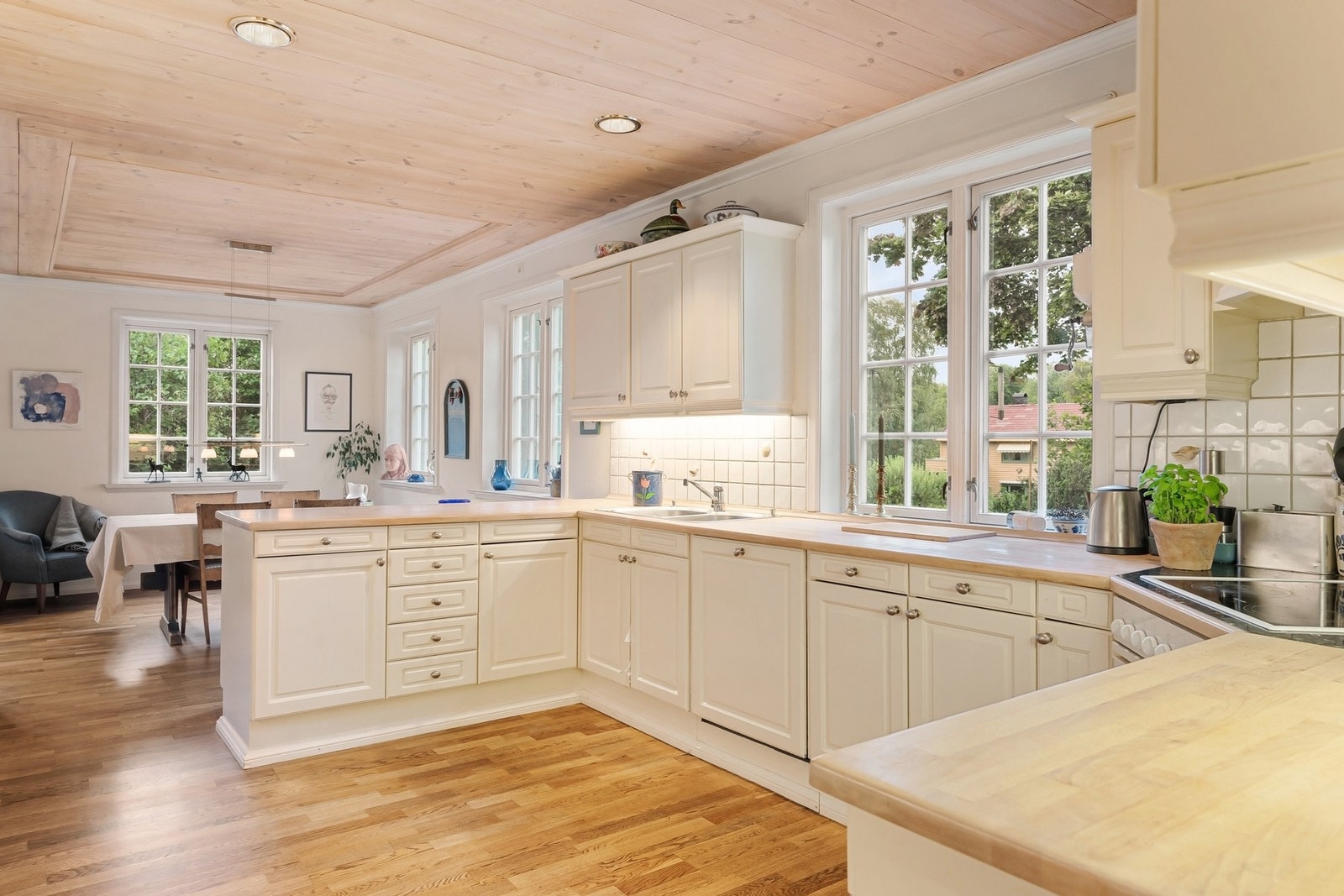 Velutstyrt og sjarmerende kjøkken Galleribilde