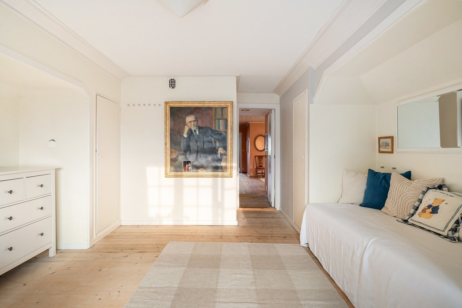 Soverom 1 med god plass til innredning Galleribilde