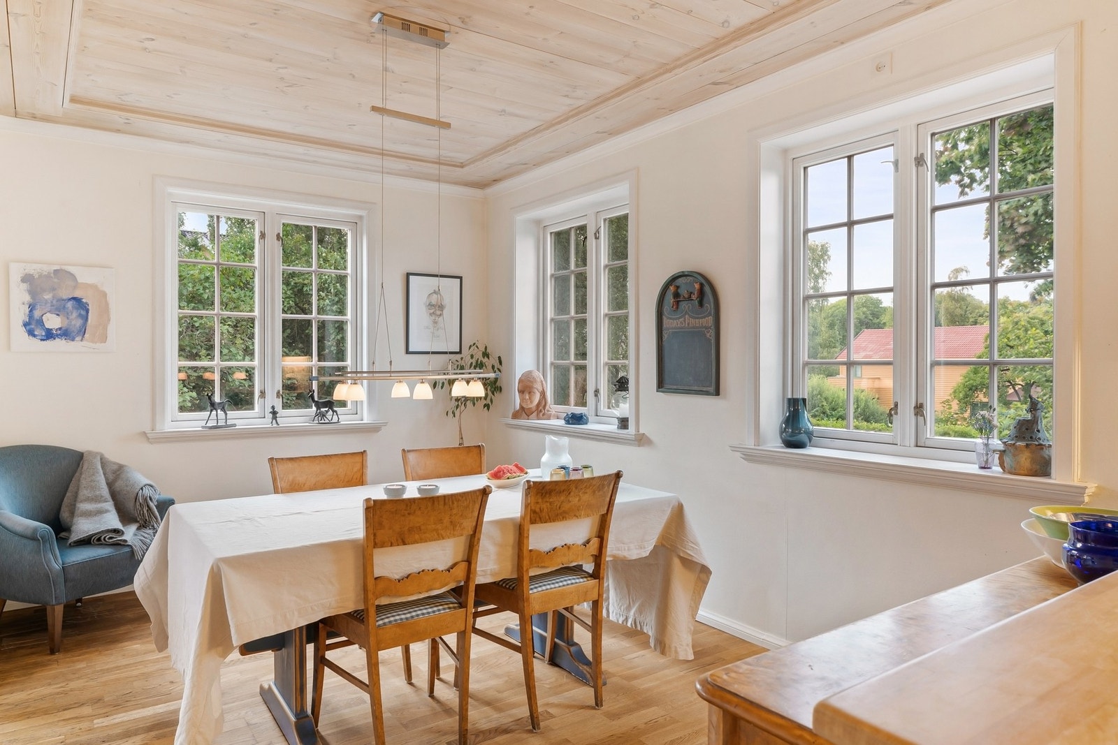 Lyst og sjarmerende kjøkken med spiseplass, store vindusflater Galleribilde