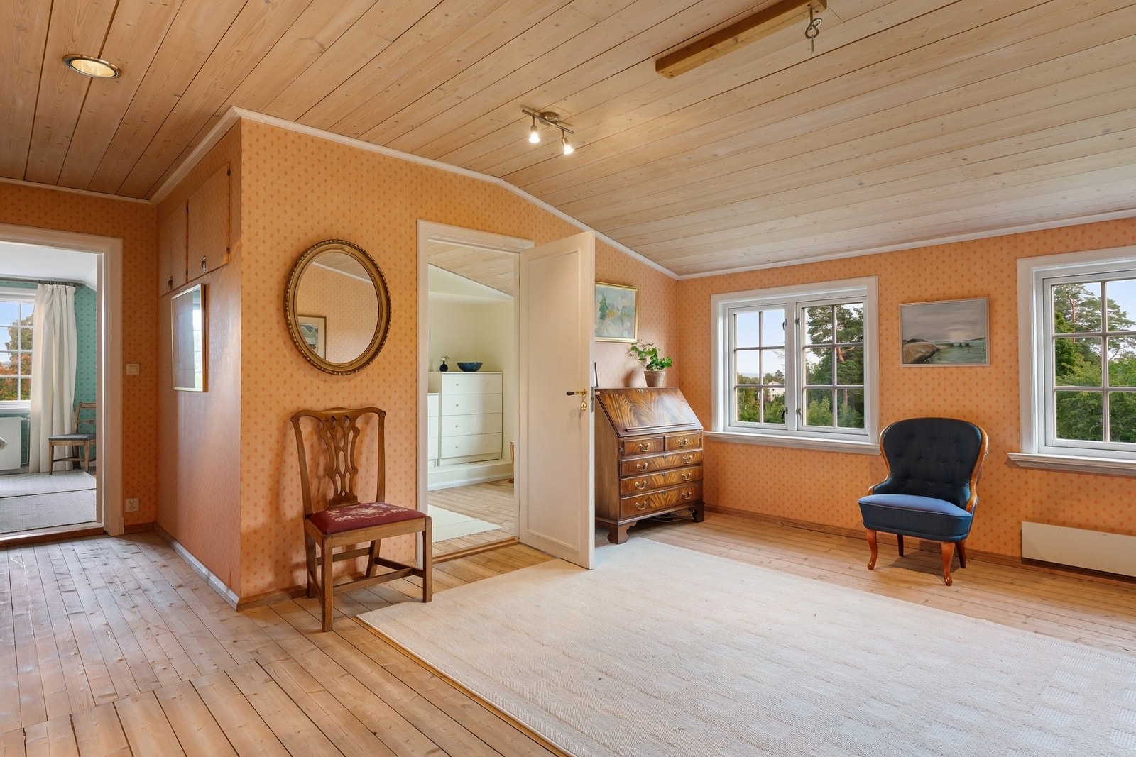 Loftstue med god plass (til innredning) og store vindusflater med et vidt utsyn Galleribilde