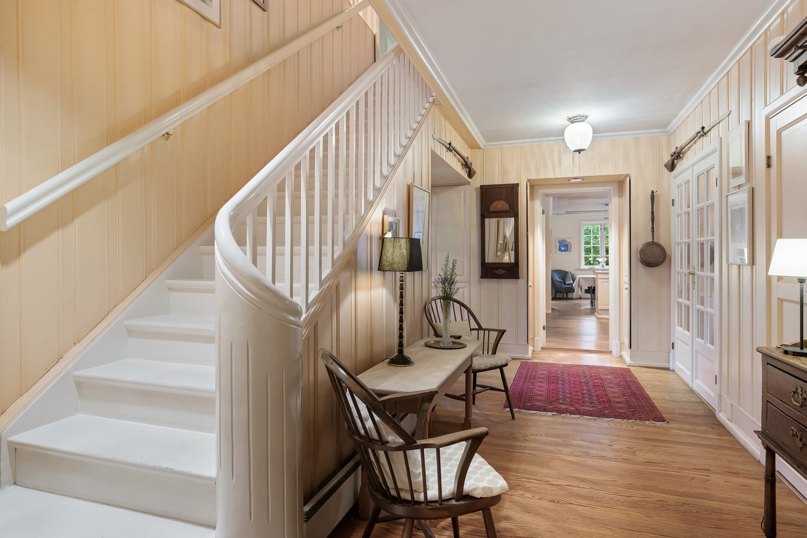 Hall med trappeadkomst til boligens 2.etasje Galleribilde