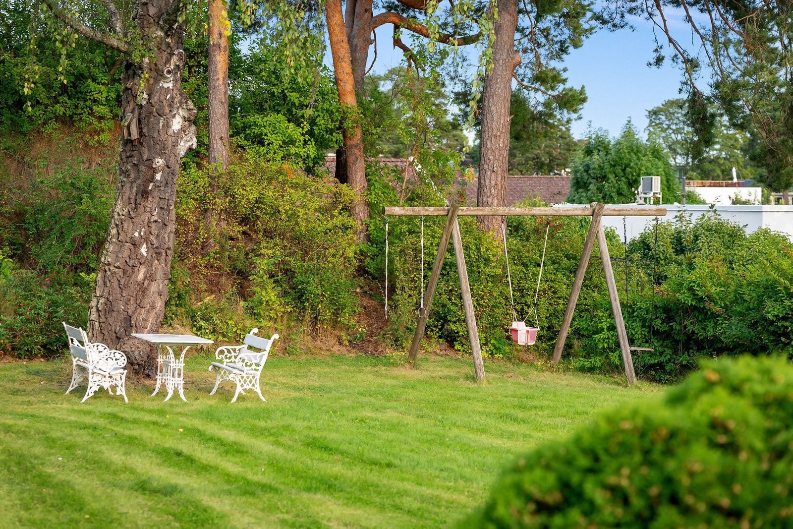 Sjarmerende og skjermet hage for hele familien Galleribilde