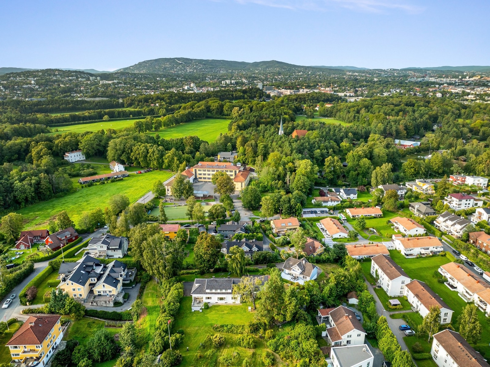 Oversiktsbilde, Sverresborg ligger flott til med nærhet til Bygdøy skole i et rolig veletablert boligområde. Galleribilde