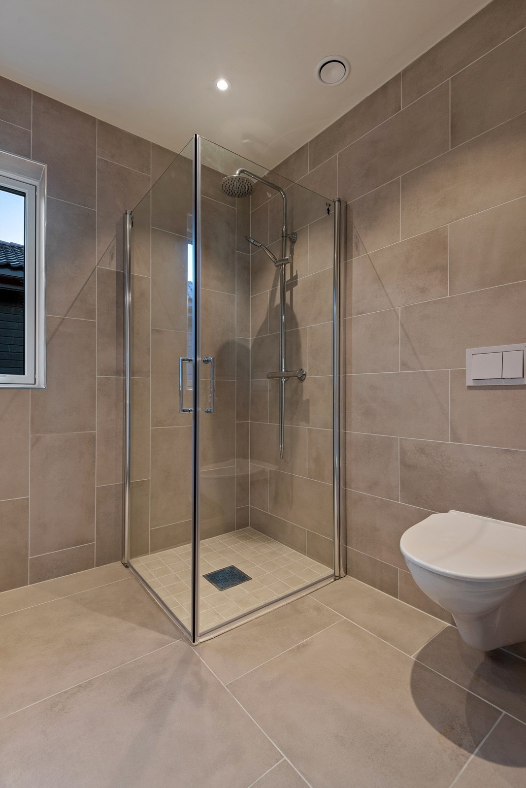 Badet er romselig med god plass til wc, vask m. underskuff, dusj og uttak til vaskemaskin Galleribilde