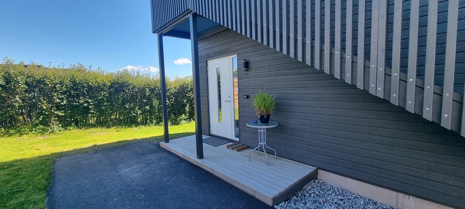 Velkommen inn; Her er det også en fin uteplass ved inngang til boligen Galleribilde