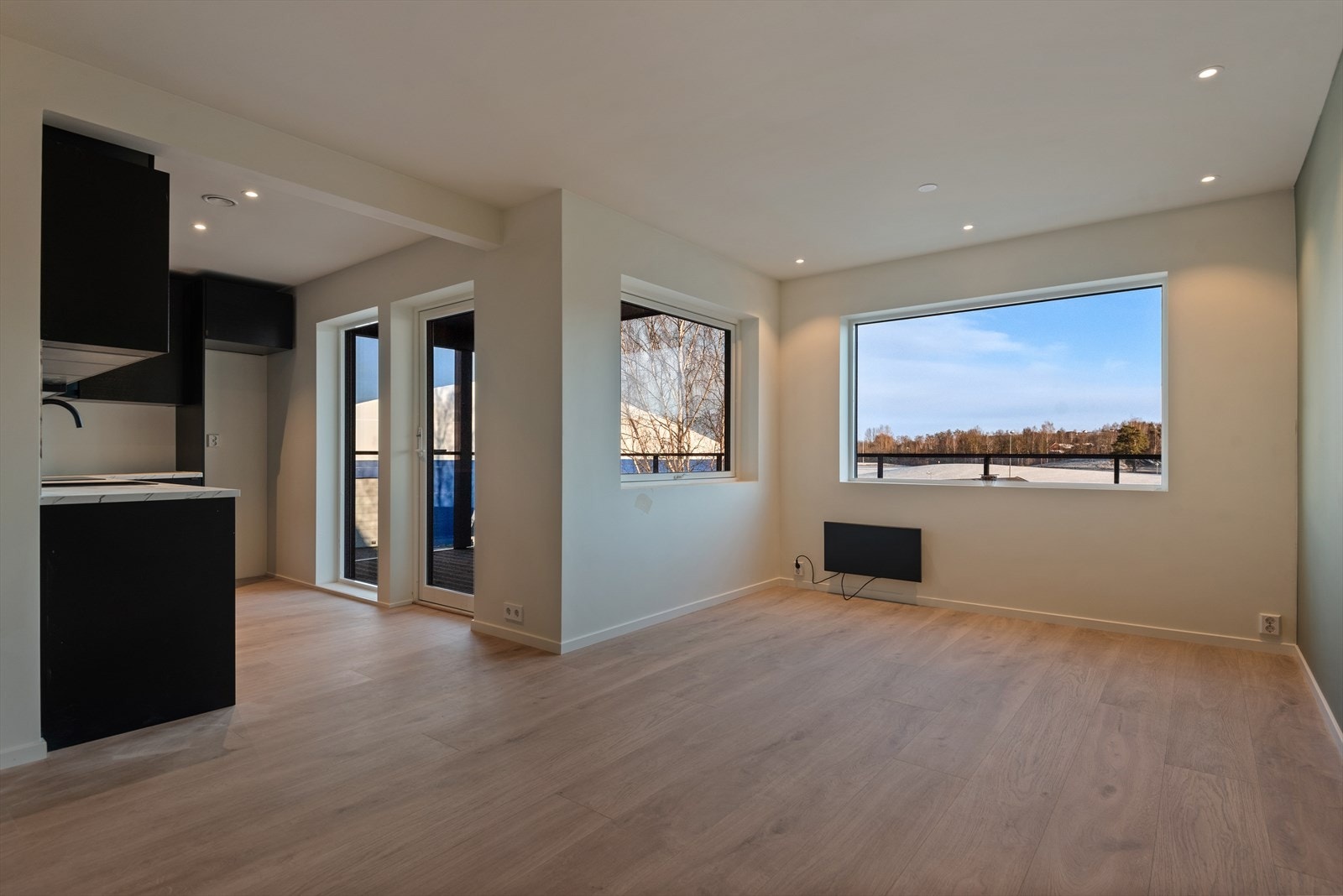 Hjellumvegen 39C har en romslig stue og åpen løsning mot kjøkkenet samt utgang til terrasse Galleribilde