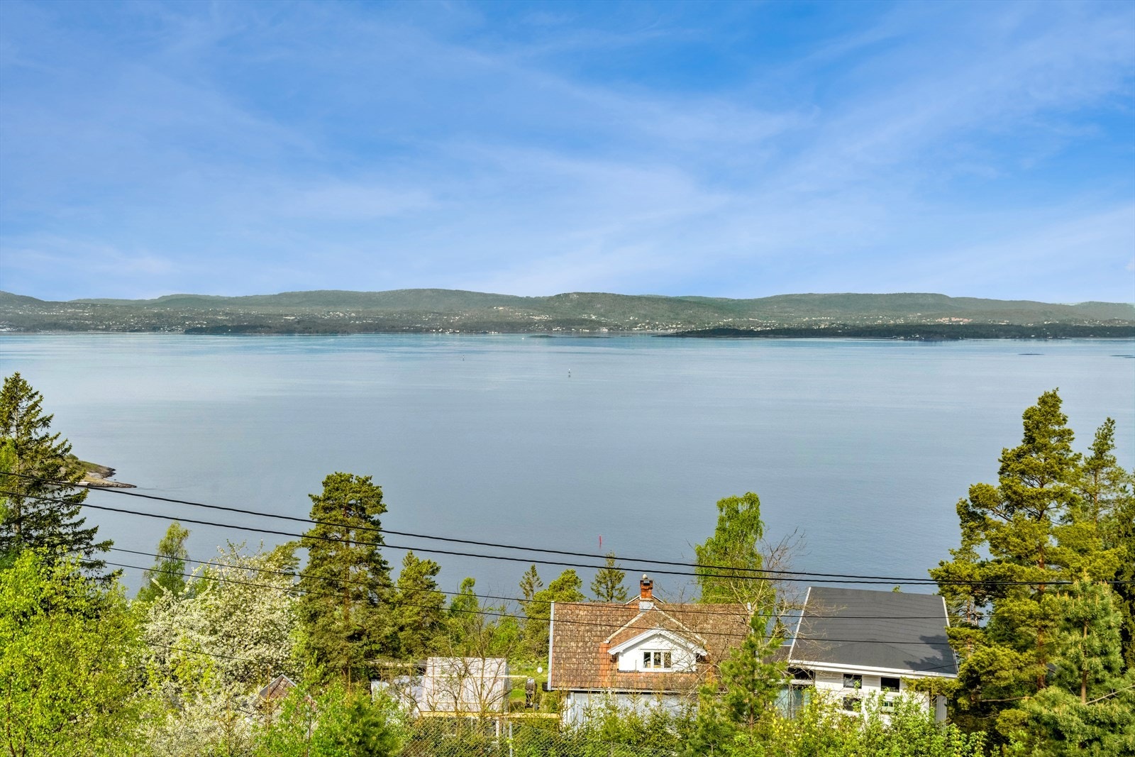 Vestvendt beliggenhet med sol til langt på kveld. Galleribilde